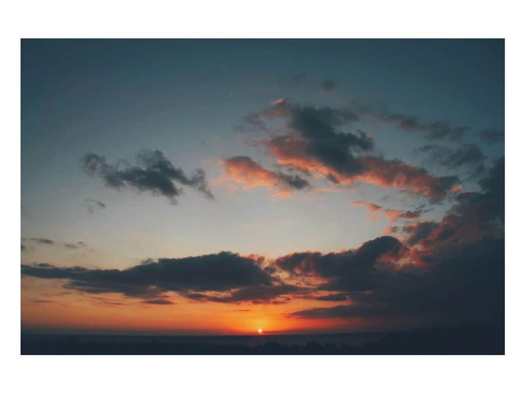 のインスタグラム：「夕陽﻿ ———————————————————————﻿ ﻿ ﻿ ﻿ ﻿ ﻿ ﻿ ﻿ カーテン開けたら綺麗な青空﻿ そんな日が恋しい。﻿ ただただ太陽が恋しい。﻿ ﻿ ﻿ ﻿ ﻿ ﻿ #okinawa #japan #sun #toomuchrain #beautifulweather #weather #sky #bluesky」