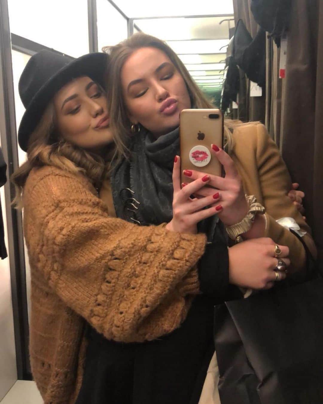 Pleun Bierboomsのインスタグラム：「Since day one, happy 22nd birthday @_kikijans 🤍」
