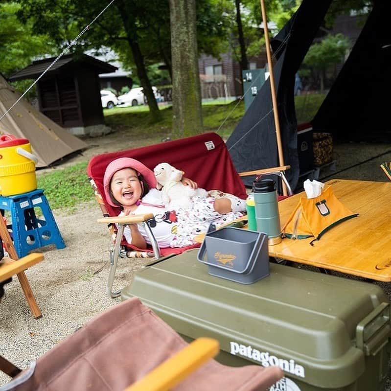 キャンプ情報サイト［ランタン］さんのインスタグラム写真 - (キャンプ情報サイト［ランタン］Instagram)「CAMP SMILE STYLE ／ 時間を気にせずゆっくり。 子供とキャンプの醍醐味を味わう ＼ いろんなキャンパーのキャンプスタイルを現地取材と一般キャンパーからの投稿で数多く掲載してます。 . . 詳しくは @lantern.camp webサイトをご覧ください . . #camp #camping #outdoor #travel #trip #lantern_smile #nature #キャンプ #キャンプ用品 #アウトドア #テント #自然 #旅行 #キャンプ初心者 #キャンプ好きな人と繋がりたい #キャンプスタイル #LANTERN #キャンプギア  #coleman #コールマン #コールマン_ランタン #オイルランタン #バーベキューコンロ #patagonia #パタゴニア #クーラーボックス #青川峡キャンピングパーク #ファミリーキャンプ」7月28日 18時18分 - lantern.camp