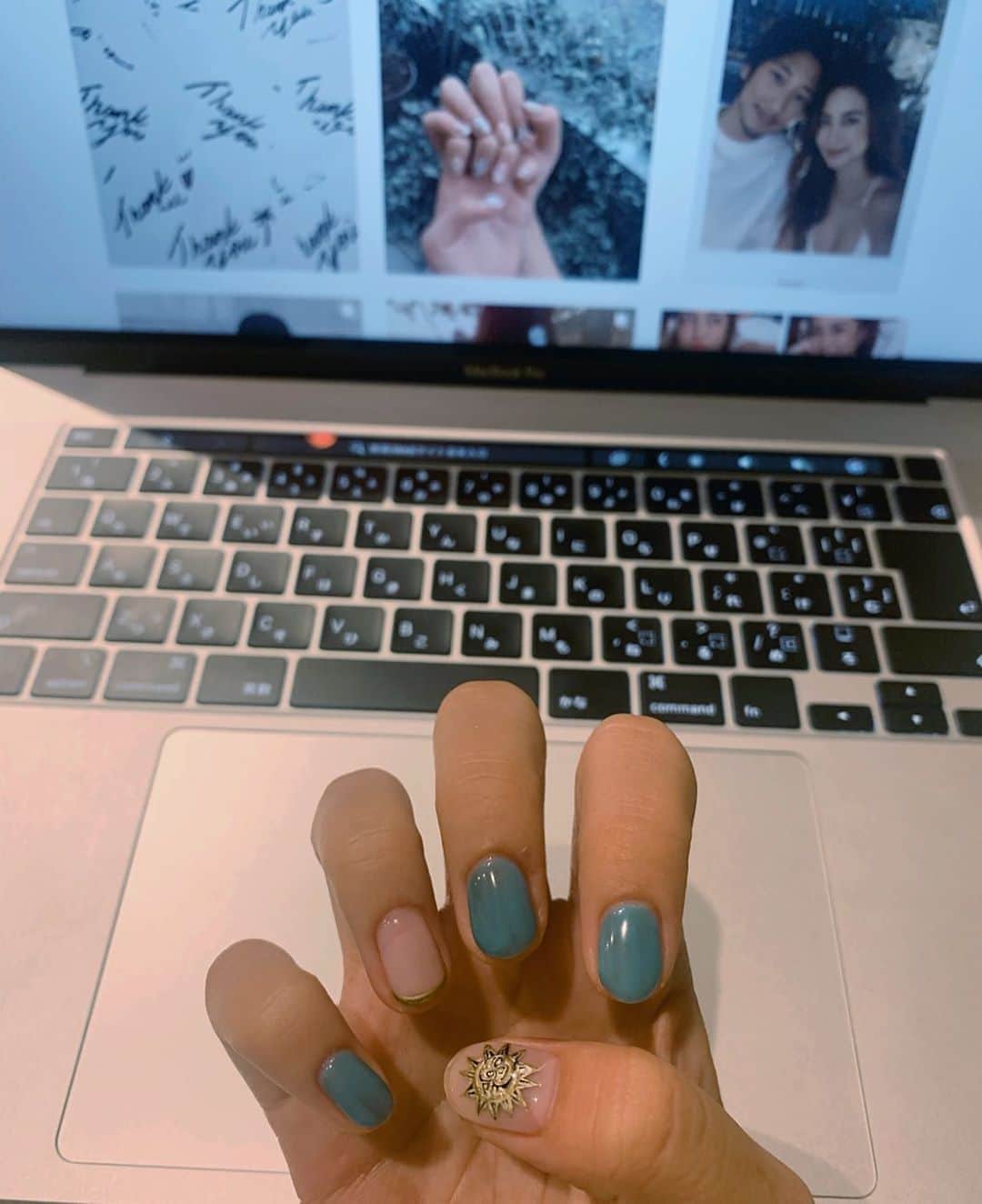 Yumaikaのインスタグラム：「親指の爪に 🌞🌜✨  こっちは右なんやけど、左もかわいいから また載せちゃおう💯  今回はフットネイルもしていただきました👡 新しく買ったサンダルも 履くのが楽しみになる❤︎  ありがとうございました💅 @art_room_nails  @art_room_michika  @ayanishimura0109  #ゆまねいる」