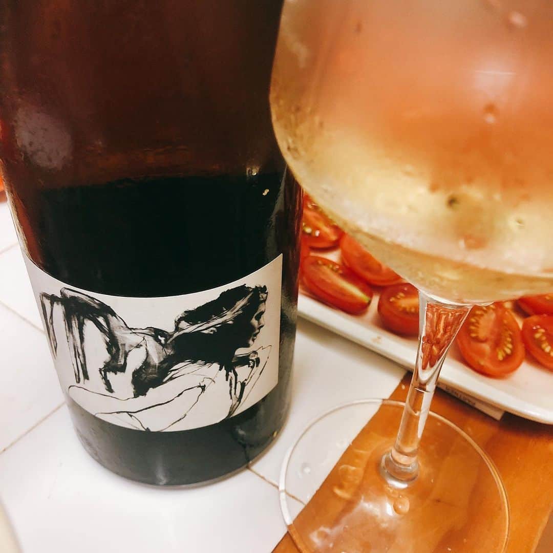 宮澤崇史のインスタグラム：「I love this wine  From Bourgogne 湿った藁の香りと、清々しい酸味、余韻は短いが湿度の高い今の日本には最高のワイン #bourgogne #blanc #van #france #ventdange2017 #thomaspico #フランス #ブルゴーニュ #白 #白ワイン #藁 #藁の香り」