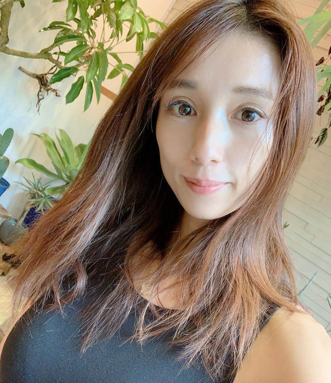広瀬未花さんのインスタグラム写真 - (広瀬未花Instagram)「最近は、植物やお花を買いにいくことが増えました⭐️  お花業界でもコロナの影響で 生産者さんが大切に育てあげた花々が行き場をなくしているフラワーロスの問題が深刻化していることを知り、 支援の気持ちも込めて積極的にお花やグリーンを飾るようにしている今日この頃です🌴🌱🌻  何よりも、癒されますしね✨ おうちの中にグリーンがあると、本当に心が和みますね🌱❤️  中でも最近のお気に入りは ミディファレノ。  小さな胡蝶蘭で、とっても可愛いし お部屋の中でも育てやすいの♪♪  一番小さなピンクのミディと、ユニークな斑入り模様のものを迎え入れたのですが、本当に華やかでお気に入り✨  日本で真っ白な胡蝶蘭といえば、開店祝いにズラリと並ぶ胡蝶蘭がまず頭に浮かびますが、、、  両親の結婚式の写真を見せてもらった時に、和装姿の母の手に保つブーケとヘッドコサージュが純白な胡蝶蘭で、若かりし頃の可愛かった母というイメージがずっとあるんですよね👰 今はすっかり歳をとってしまったけれど(笑)  やはり胡蝶蘭は華やかで気品があって綺麗ですね😊❤️  2.3ヶ月程度は保つそうなので、根腐れしないように水あげをしながら大切に育てたいと思います🌱  #緑に癒される日々 #green #flower」7月28日 18時28分 - micahirose