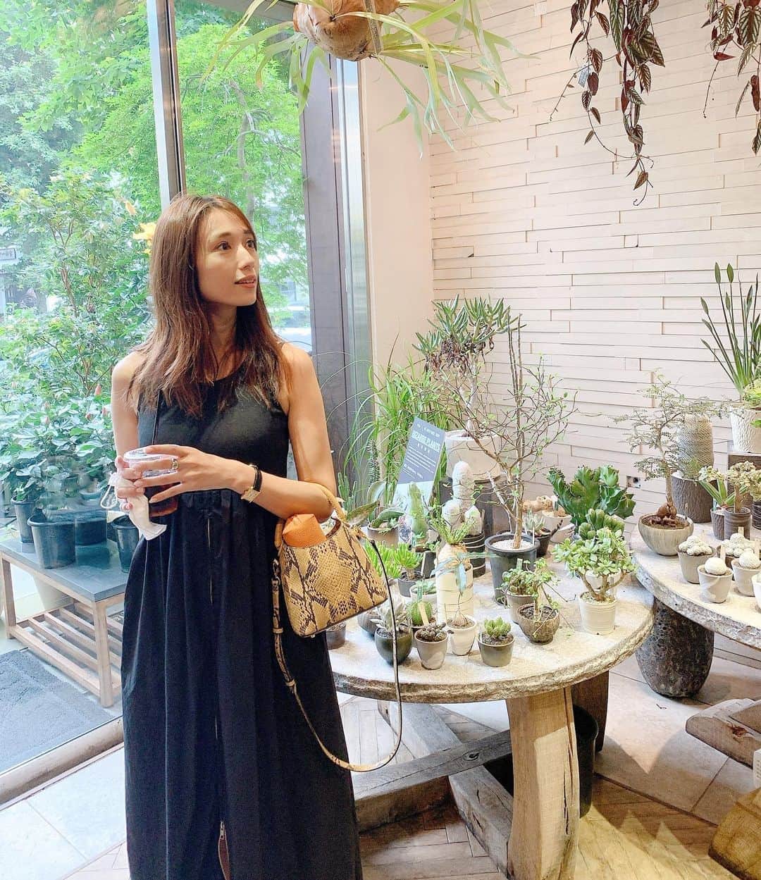 のインスタグラム：「最近は、植物やお花を買いにいくことが増えました⭐️  お花業界でもコロナの影響で 生産者さんが大切に育てあげた花々が行き場をなくしているフラワーロスの問題が深刻化していることを知り、 支援の気持ちも込めて積極的にお花やグリーンを飾るようにしている今日この頃です🌴🌱🌻  何よりも、癒されますしね✨ おうちの中にグリーンがあると、本当に心が和みますね🌱❤️  中でも最近のお気に入りは ミディファレノ。  小さな胡蝶蘭で、とっても可愛いし お部屋の中でも育てやすいの♪♪  一番小さなピンクのミディと、ユニークな斑入り模様のものを迎え入れたのですが、本当に華やかでお気に入り✨  日本で真っ白な胡蝶蘭といえば、開店祝いにズラリと並ぶ胡蝶蘭がまず頭に浮かびますが、、、  両親の結婚式の写真を見せてもらった時に、和装姿の母の手に保つブーケとヘッドコサージュが純白な胡蝶蘭で、若かりし頃の可愛かった母というイメージがずっとあるんですよね👰 今はすっかり歳をとってしまったけれど(笑)  やはり胡蝶蘭は華やかで気品があって綺麗ですね😊❤️  2.3ヶ月程度は保つそうなので、根腐れしないように水あげをしながら大切に育てたいと思います🌱  #緑に癒される日々 #green #flower」