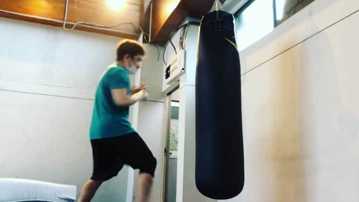 のインスタグラム：「‪アクショントレーニング。サンドバッグの音好き。‬ ‪#武術太極拳 #アクション #俳優 #中国武術 #松浦新 #カンフー #南拳 #kungfu #actress #wushukungfu #kungfumovies #gym #fitness #martialarts #actor #action #movie #training #workout #actionmovie #chinesemartialarts #映画 #kys #kicks‬」