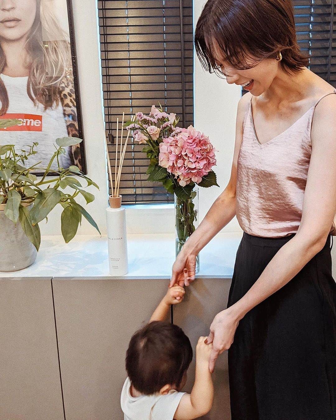 ソンイのインスタグラム：「お家の中でお気に入りの場所に、一目惚れしたピンクのお花と大好きな香りの @layered_fragrance のディフューザー💐💗 中でもSUGAR LYCHEEが特にお気に入りで、甘いライチの香りがお部屋に広がって気分が上がるの🦋 このシリーズは香りの拡散力が特徴的で、いい香りがお部屋中にすごく広がるからコスパ良い💞 まだまだお家で過ごす時間が長いから、居心地いい空間作りに欠かせないアイテムです💐 #layeredfragrance #レイヤードフレグランス #pr #SUGARLYCHEE  #sholayered #ショーレイヤード」