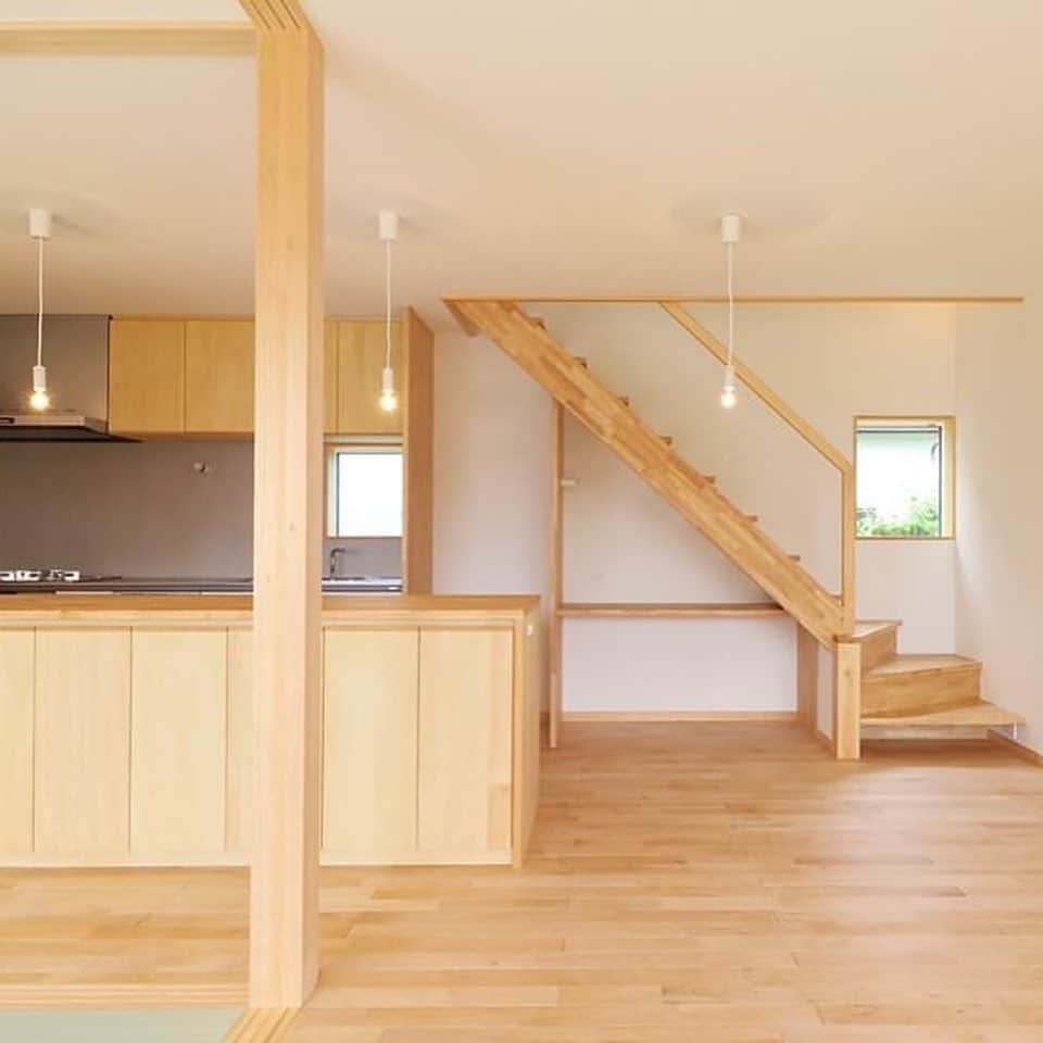 のインスタグラム：「みくにひがしのいえ。  今回の住宅は、セミオーダー設計で、いつものごとく庭に開かれたパッシブハウス設計となっています。  性能的には、C値 0.6㎠/㎡・UA値 0.58W/㎡Kで、 光熱費シミュレーションを行うと年間光熱費の合計が15.8万円（オール電化）となりました。(実際は賦課金やライフスタイルによって増減します。）  建設費は、52.5万円/坪。（消費税・設計監理料・地盤改良・外構工事含んでおらず、法延べではなく施工面積で計算しています。）  特別際立ったものがない普通の設計ですが、 コスパやいろんな意味でのバランスは、なかなかのものではないかと自負しております。  誰か100万/坪の設計を依頼してくれないかな・・・と 妄想してもしかたがないので、  これまで同様、地域に愛される建築家を目指します。  オープンハウスまで、あと4日です。  ーーーーーーーーーーーーーー﻿ @mizukiitooo﻿ ーーーーーーーーーーーーーー﻿ ﻿ #福井県坂井市 #福井市 を中心に活動している #伊藤瑞貴建築設計事務所 です。 #住宅・ #クリニック ・ #オフィス 等、 #シンプルで #モダン で #サスティナブル ( #パッシブハウス )な #木造建築 を中心ご提案させて頂いております。 #建築家とつくる家づくり。﻿ ﻿ #セミオーダー #デザイン #インテリア #建築家 #つながる家プロジェクト #ロングライフデザイン #スローライフ #緑のある暮らし #マイホーム #マイホーム計画 #福井県 #architects #architettura #architecture #green#architects #architecture #archilovers  #simple #simplelife #伊藤瑞貴建築設計事務所」
