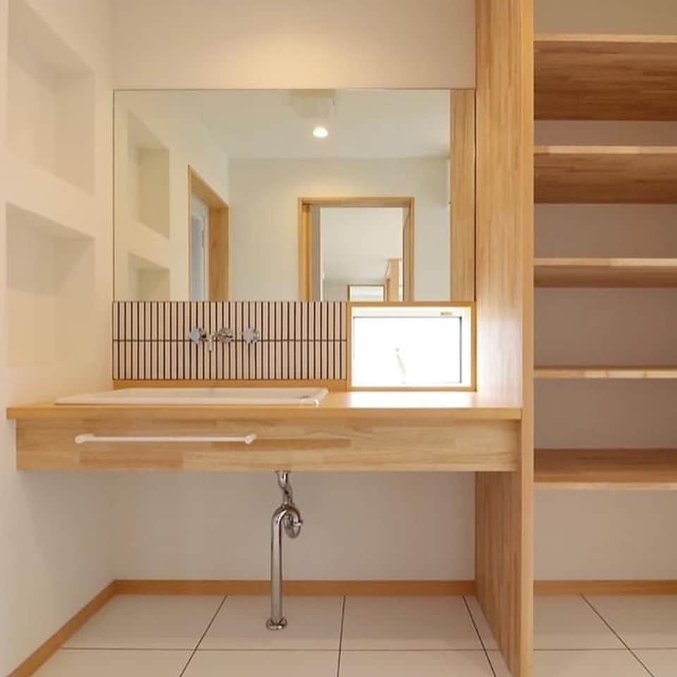 のインスタグラム：「みくにひがしのいえ。  今回の住宅は、セミオーダー設計で、いつものごとく庭に開かれたパッシブハウス設計となっています。  性能的には、C値 0.6㎠/㎡・UA値 0.58W/㎡Kで、 光熱費シミュレーションを行うと年間光熱費の合計が15.8万円（オール電化）となりました。(実際は賦課金やライフスタイルによって増減します。）  建設費は、52.5万円/坪。（消費税・設計監理料・地盤改良・外構工事含んでおらず、法延べではなく施工面積で計算しています。）  特別際立ったものがない普通の設計ですが、 コスパやいろんな意味でのバランスは、なかなかのものではないかと自負しております。  誰か100万/坪の設計を依頼してくれないかな・・・と 妄想してもしかたがないので、  これまで同様、地域に愛される建築家を目指します。  オープンハウスまで、あと4日です。  ーーーーーーーーーーーーーー﻿ @mizukiitooo﻿ ーーーーーーーーーーーーーー﻿ ﻿ #福井県坂井市 #福井市 を中心に活動している #伊藤瑞貴建築設計事務所 です。 #住宅・ #クリニック ・ #オフィス 等、 #シンプルで #モダン で #サスティナブル ( #パッシブハウス )な #木造建築 を中心ご提案させて頂いております。 #建築家とつくる家づくり。﻿ ﻿ #セミオーダー #デザイン #インテリア #建築家 #つながる家プロジェクト #ロングライフデザイン #スローライフ #緑のある暮らし #マイホーム #マイホーム計画 #福井県 #architects #architettura #architecture #green#architects #architecture #archilovers  #simple #simplelife #伊藤瑞貴建築設計事務所」