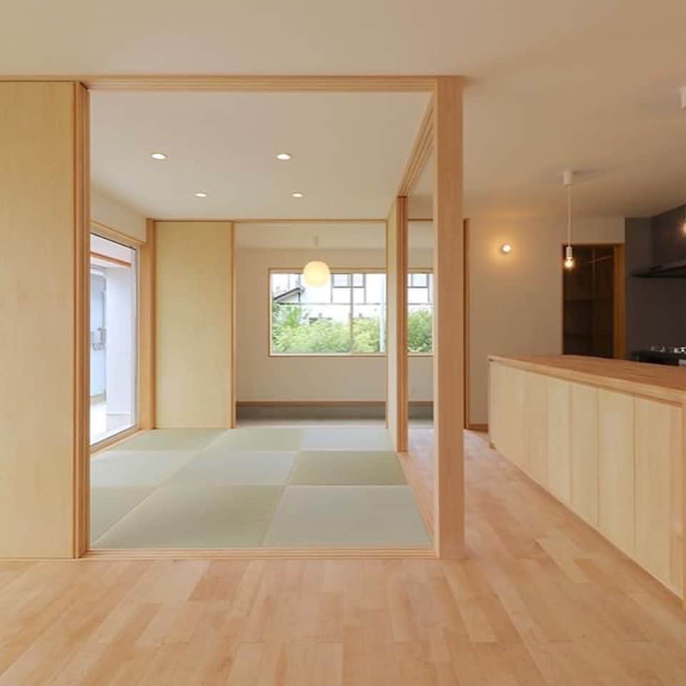 伊藤瑞貴建築設計事務所のインスタグラム：「みくにひがしのいえ。  今回の住宅は、セミオーダー設計で、いつものごとく庭に開かれたパッシブハウス設計となっています。  性能的には、C値 0.6㎠/㎡・UA値 0.58W/㎡Kで、 光熱費シミュレーションを行うと年間光熱費の合計が15.8万円（オール電化）となりました。(実際は賦課金やライフスタイルによって増減します。）  建設費は、52.5万円/坪。（消費税・設計監理料・地盤改良・外構工事含んでおらず、法延べではなく施工面積で計算しています。）  特別際立ったものがない普通の設計ですが、 コスパやいろんな意味でのバランスは、なかなかのものではないかと自負しております。  誰か100万/坪の設計を依頼してくれないかな・・・と 妄想してもしかたがないので、  これまで同様、地域に愛される建築家を目指します。  オープンハウスまで、あと4日です。  ーーーーーーーーーーーーーー﻿ @mizukiitooo﻿ ーーーーーーーーーーーーーー﻿ ﻿ #福井県坂井市 #福井市 を中心に活動している #伊藤瑞貴建築設計事務所 です。 #住宅・ #クリニック ・ #オフィス 等、 #シンプルで #モダン で #サスティナブル ( #パッシブハウス )な #木造建築 を中心ご提案させて頂いております。 #建築家とつくる家づくり。﻿ ﻿ #セミオーダー #デザイン #インテリア #建築家 #つながる家プロジェクト #ロングライフデザイン #スローライフ #緑のある暮らし #マイホーム #マイホーム計画 #福井県 #architects #architettura #architecture #green#architects #architecture #archilovers  #simple #simplelife #伊藤瑞貴建築設計事務所」