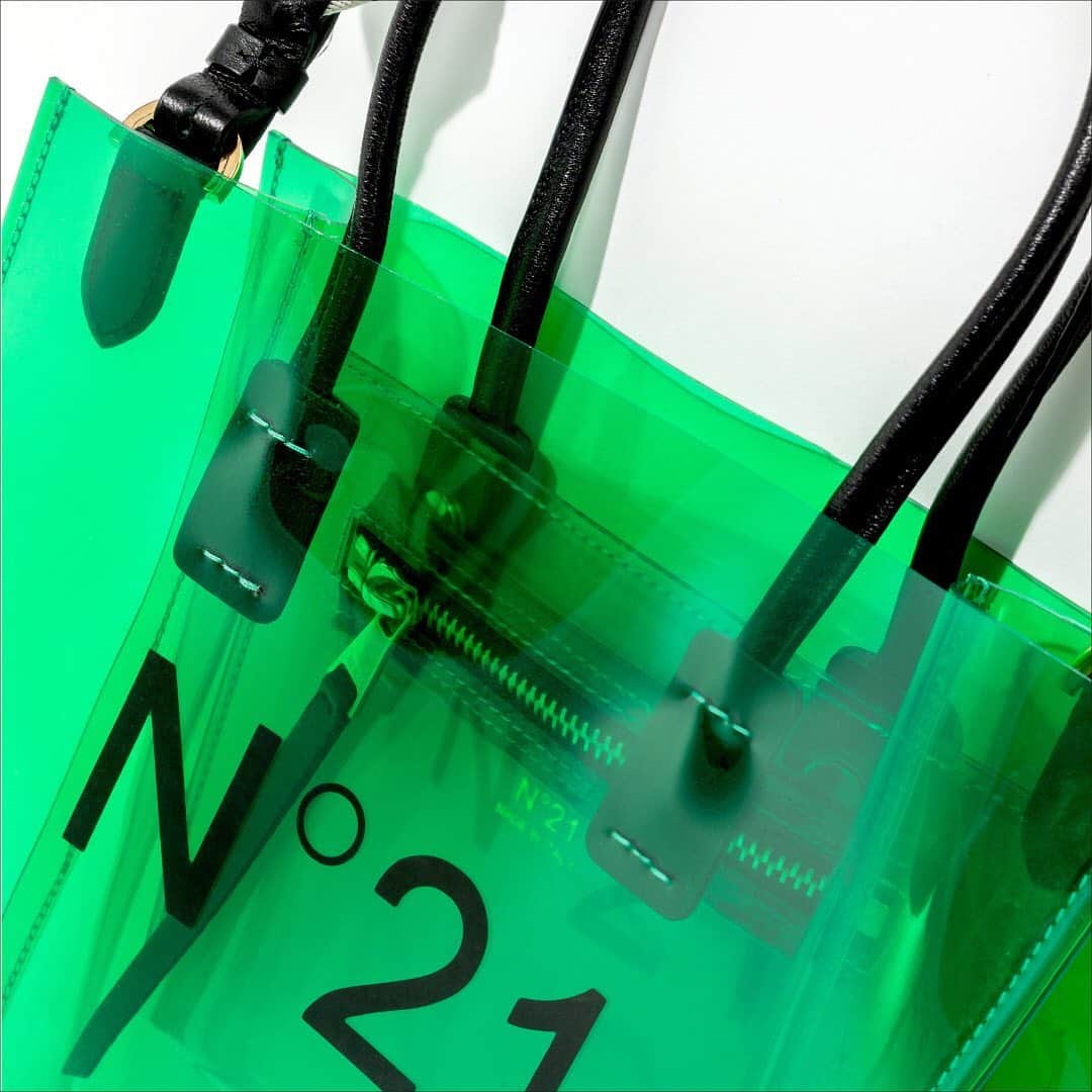 ヌメロ ヴェントゥーノさんのインスタグラム写真 - (ヌメロ ヴェントゥーノInstagram)「N21 Transparent Shopper. Back in stock. NOW. Link in bio. #N21 #numeroventuno #alessandrodellacqua #N21Shopper」7月28日 18時43分 - numeroventuno