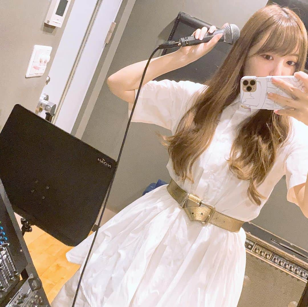 黒崎真音さんのインスタグラム写真 - (黒崎真音Instagram)「GOOD EVENING! . 今日は歌練dayでした . やったるぞ！ #歌練 #スタジオ落ち着く #singing」7月28日 18時42分 - maonkurosaki922