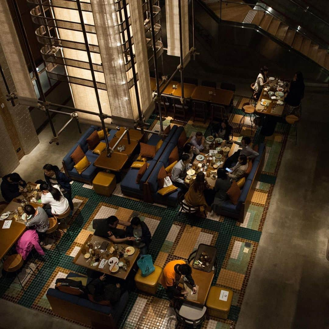 HereNowさんのインスタグラム写真 - (HereNowInstagram)「Fully Remodeled Hotel and a cultural hub for Hongkong's hipsters  📍：Eaton Hotel（Hongkong）  "This place is a cultural hub for socialites and underground artists alike, with events such as political discussions, independent film screenings, and more. As a hotel, it is of course more than suitable -- as one of Hong Kong’s cultural hubs, it is sure to surprise you." Director, Kurt Lin (@kurtdelin )  #herenowcity #herenowhongkong #wonderfulplaces #beautifuldestinations #travelholic #travelawesome #traveladdict #igtravel #livefolk #instapassport #optoutside #hotelroom #hotellife #hoteldesign #besthotel #discoverhongkong #igershk #unlimitedhongkong #insidehongkong #discoverhk #香港 #hkig #utravelhk #topcitybiteshk #hkfood #hkiger #hongkonginsta #相機食先」7月28日 18時42分 - herenowcity