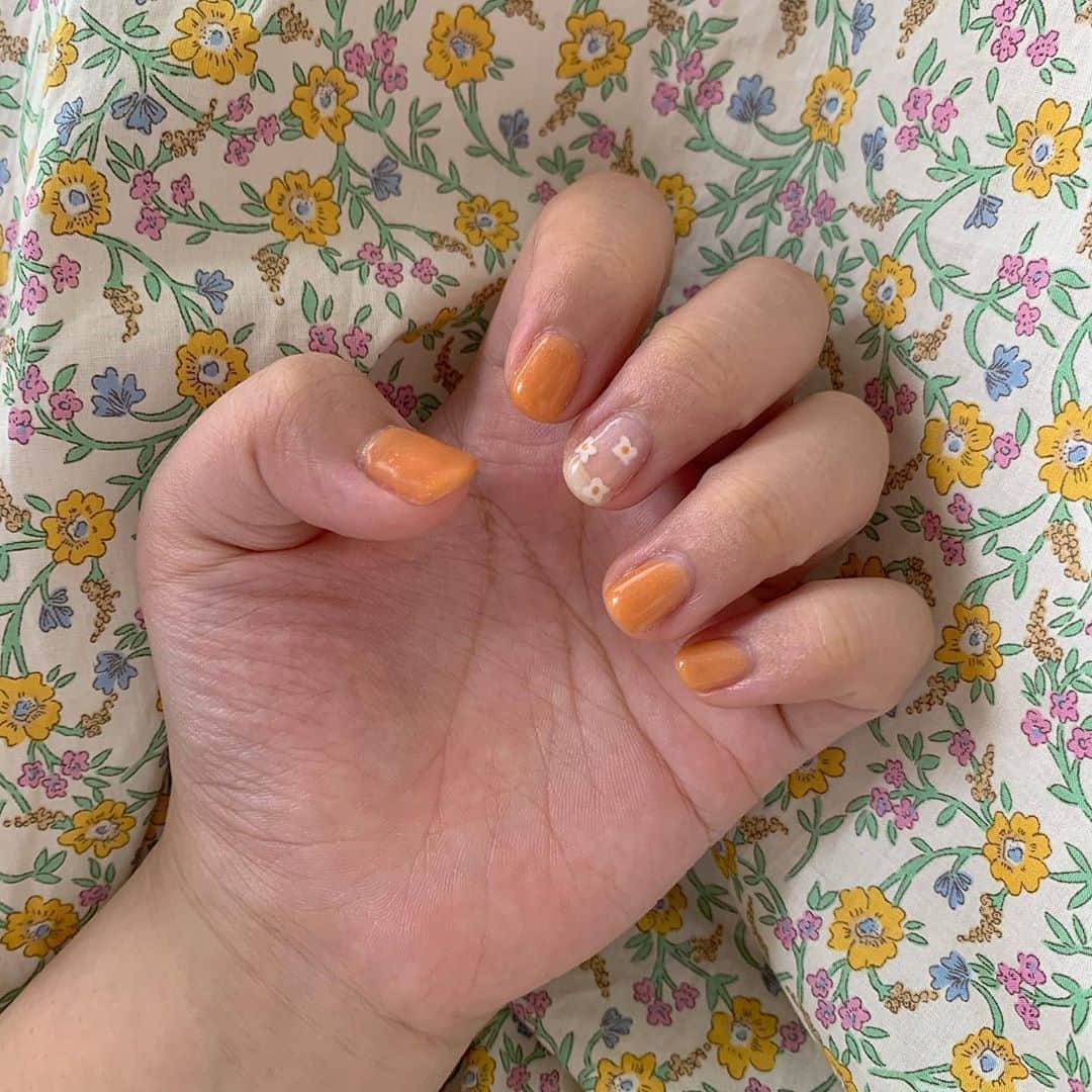 HONOKAのインスタグラム：「.〻  爪がかわいくなったよ🌼🍊🍋  いつもお世話になっている美容室のtetenicoの方がネイルもされているということで、 おかゆさんに紹介していただきました♡  ネイルしてるも間ずっと楽しくて、素敵な方に素敵なネイルをしてもらえてハッピーです( ◠‿◠ )  せいらさん、ありがとうございました💐またお願いします！」