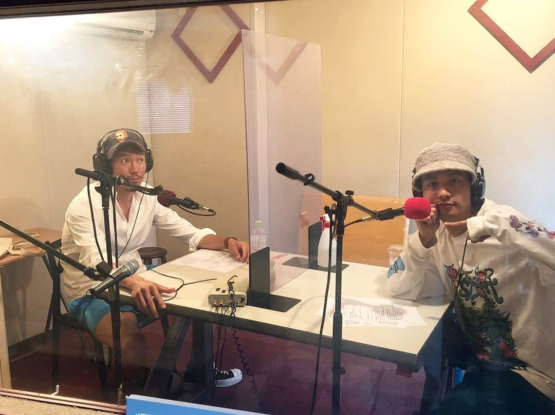 岩永洋昭さんのインスタグラム写真 - (岩永洋昭Instagram)「ラジオの時間📻 プライベートではちょくちょく会ってるけど、ちゃんとした仕事一緒にするの、ライダー以来？  干支一緒のひと回り違う、ちょっと生意気な弟みたいな 🐑 #渡部秀　#shootthemoon」7月28日 18時41分 - hiroaki.iwanaga