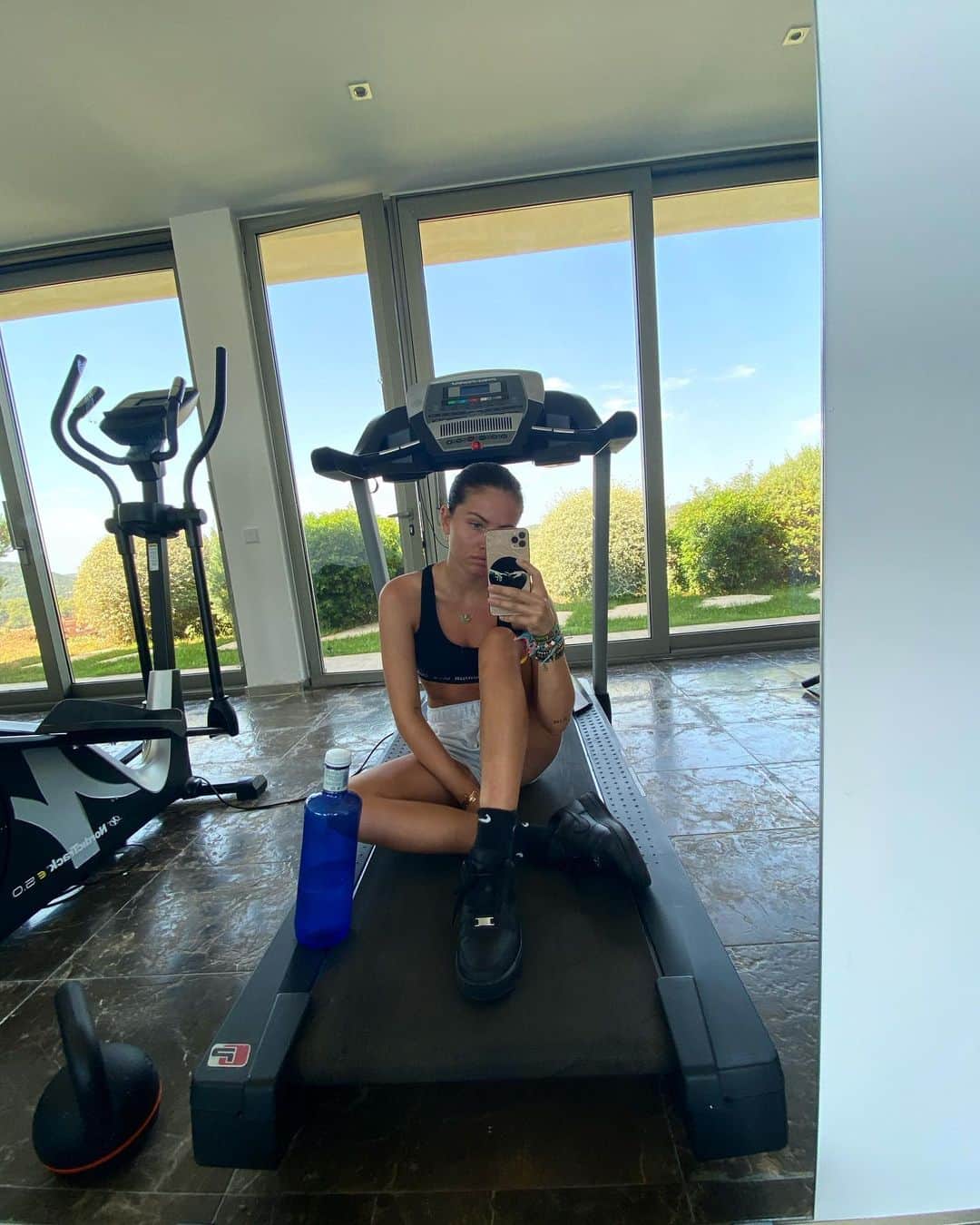 ティラーヌ・ブロンドーのインスタグラム：「Anddddd we're back at itt !!!」