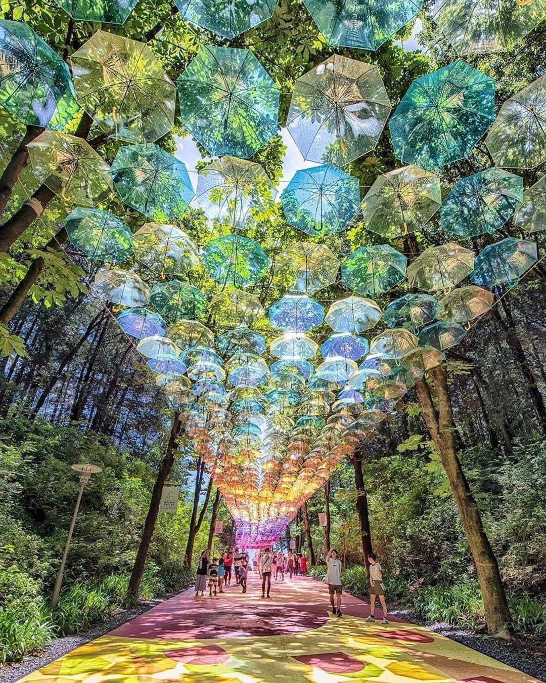 Discover Earthさんのインスタグラム写真 - (Discover EarthInstagram)「This Umbrella Sky☂️ makes such a beautiful canopy !  🇯🇵 #discoverjapan with @wakaponpoco  #canopy #umbrella #japan」7月28日 19時00分 - discoverearth