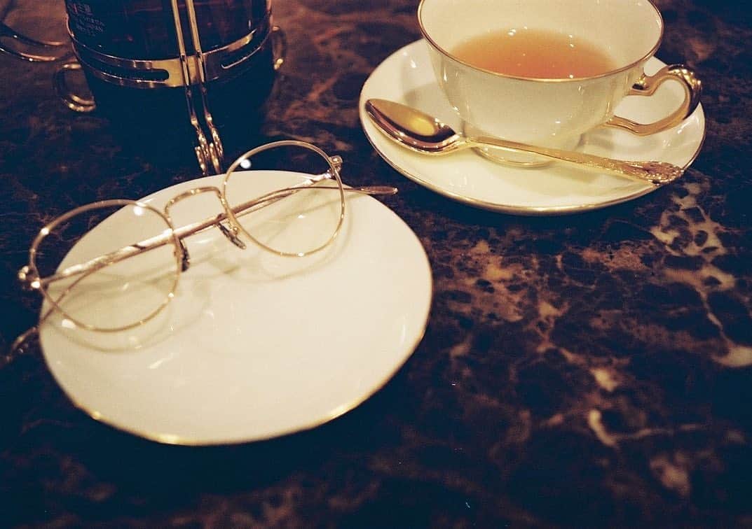 鈴木仁のインスタグラム：「. キャップ×眼鏡(サングラス)が好きでよくそのスタイルでいたんだけど、そこにマスクをつけたら色々すごいじゃん？ だからキャップと眼鏡一緒につけることがなくなった、  最近よくかけてるのがこれ。 調光レンズを入れてて日光の強さによってレンズの濃さが変化するからほんと便利。 @eyethink_hirob」