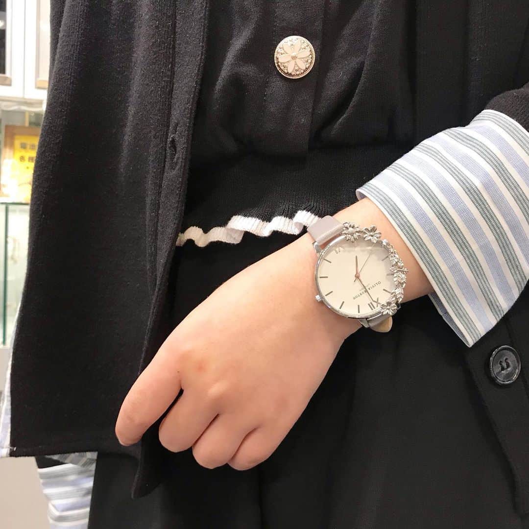 時計倉庫TOKIA 公式アカウントさんのインスタグラム写真 - (時計倉庫TOKIA 公式アカウントInstagram)「⠀ アクセサリー代わりにもなる華やかなデザインのOLIVIA BURTON✨ ⠀ 商品番号:OB16CB05 TOKIA価格¥18,000＋税 ⠀ #時計倉庫tokia #腕時計 #腕時計くら部 #腕時計好きな人と繋がりたい #今日の腕時計 #oliviaburton #oliviaburtonwatches #オリビアバートン」7月28日 18時57分 - tokia_official