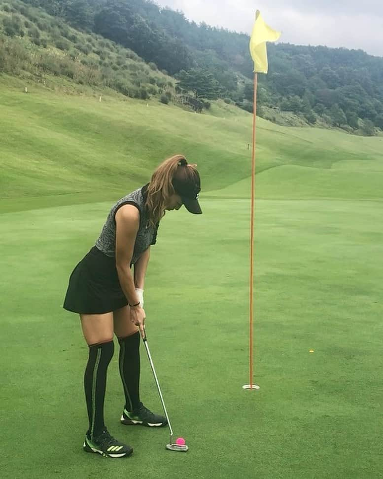 とくさきさんのインスタグラム写真 - (とくさきInstagram)「この前のラウンドのウェア💕⛳️ . トップス: @talkingtom_golf_jp  スカート: @chucuchu_official  サンバイザー: @5five_star5  ソックス: @adidasgolf  シューズ: @adidasgolf  . 3枚目の動画は、スコアを書いてる時に撮られてたやつなんだけど、ここ書きやすいんだよなぁ😆共感してくれる人いるかな？笑 .  #ゴルフ#ゴルフ女子#golf#golfgirl#golfswing#ゴルフスイング#sports#スポーツ#スポーツ女子#instagolf#골프#골프여자#스포츠#高尔夫球#高尔夫#ゴルフウェア#golfwear#とくさきチャンネル」7月28日 19時04分 - tokusaki_golf