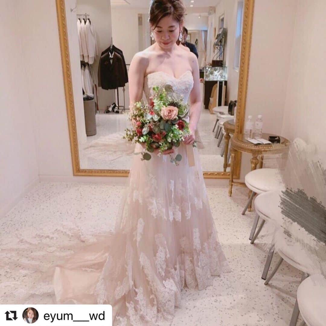のインスタグラム：「@acquagrazie をフォローして、﻿ 『#アクアグラツィエ』﻿ 『#ACQUAGRAZIE』で﻿ 試着レポを投稿してくださいね♪﻿ —————﻿ ﻿ こちらのお写真は﻿ @eyum__wd さんから﻿ リグラムさせていただきました﻿ 素敵なお写真ありがとうございます*﻿ ﻿ ベージュのような柔らかい﻿ ピンクのブラッシュカラーが﻿ 上品な#kellyfaetanini のドレス♡﻿ ﻿ スカートとトレーンの裾周りに広がるレースは﻿ リーフやフラワーをモチーフにしているボタニカルテイスト＊*﻿ ﻿ ロマンチックでオシャレなドレスをお探しの花嫁さまに﻿ オススメの１着です◎﻿ ﻿ —————﻿ ▼ドレスを試着したい方はコチラへ＊*﻿ http://bit.ly/2tsedfx﻿ >>> @acquagrazie﻿ ▼公式HPにはドレスラインナップがたくさん♪﻿ http://www.acquagrazie.com/sp/﻿ ﻿ 【商品名】：KF035（PI)﻿ ※店舗によって取り扱いのない商品もございますので予めご了承くださいませ﻿ —————﻿ ﻿ #アクアグラツィエ #ACQUAGRAZIE﻿ #destinyline #デスティニーライン﻿ #プレ花嫁 #卒花 #wedding﻿ #日本中のプレ花嫁さんと繋がりたい﻿ #花嫁 #ウェディングドレス #ドレス迷子﻿ #ドレス試着 #ウェディングレポ﻿ #試着レポ #運命のドレス #卒花嫁﻿ #2020冬婚 #2020秋婚 ﻿ #2021春婚 #2021夏婚﻿ #結婚式準備 #weddingdress﻿ #試着 #試着レポ #ベストアニバーサリー﻿ #お色直し #ドレス試着﻿ #ピンクドレス﻿ #ケリーファッタニーニ﻿ #ブラッシュカラー」