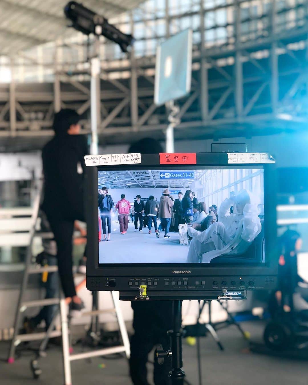 si ouxのインスタグラム：「[styling work]﻿ 現在OA中のボートレース新CM「年齢は関係ない」篇﻿ Reol( @rrreol999 )のスタイリングを担当しております！ ﻿ ﻿ 💡キーワードは、白・フード・神々しい感じ・差し色に僅かな赤﻿ ﻿ jump suite,coat：MUZE shoes：vivienne westwood﻿ choker,belt：スタイリスト私物 ﻿ ﻿ 音楽とインターネットとちょい和のイメージを反映させたくて、赤いUSBケーブルを水引風に腰・首に結んでます。﻿見えるかな？ ﻿ ﻿ 2枚目のお写真はReolインスタより引用してます﻿🐇 3枚目はスタイリング提案図！」