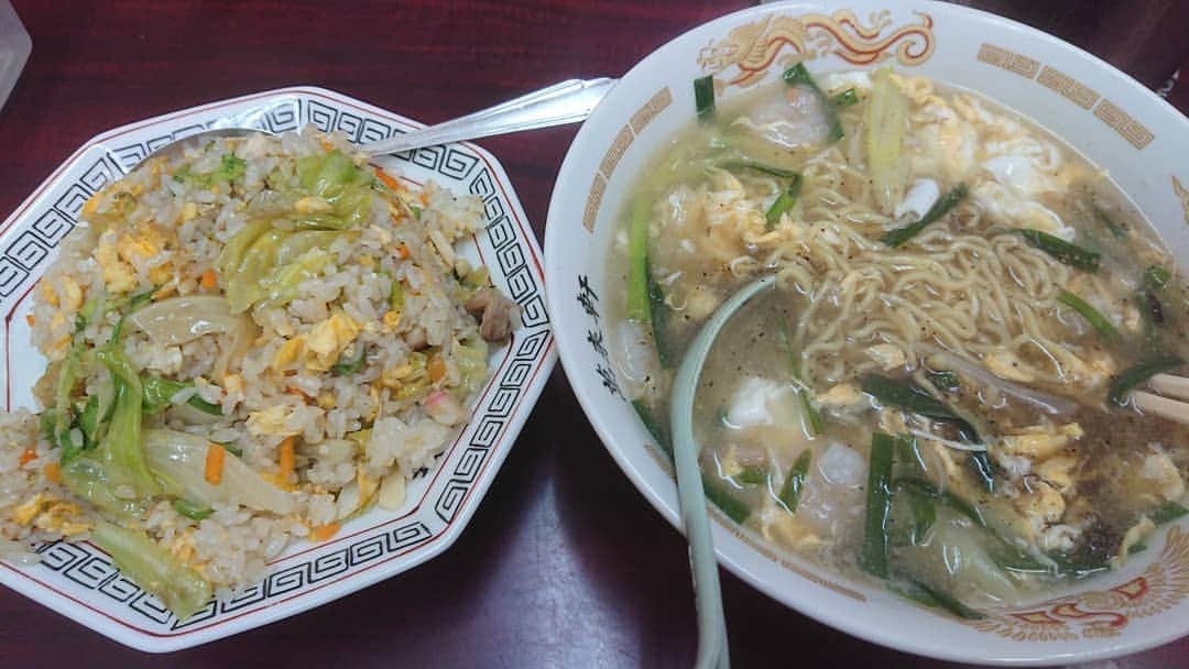 武蔵のインスタグラム：「久々に萬来軒の炒飯と海老とじそばを食べた🍜  美味い！  #武蔵 #中華  #ラーメン  #炒飯」
