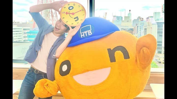 福田太郎のインスタグラム：「🕖 久しぶりにonちゃんとのロケ！ デュクシ💥とっても攻撃的になっていました…✊ ⠀ ウソです。勢い余って当たりに行きました😂 だけどこっちは当たって欲しい！素敵な企画が終了間近 「よる７時！onちゃんプレゼントキャンペーン」です。 ⠀ 抽選で、お米券やHTBグッズが当たる出来るチャンス🎯 応募は、onちゃんアプリから毎日可能です！ 8月2日(日)まで！ご応募お待ちしています！ それでは、毎日７時にお会いしましょう〜✌️ ⠀ #HTB #onちゃん #デュクシ 毎日 #プレゼント #イチモニ！#猪突猛進 #アナウンサー #福田太郎 ちゃんと仲直りしました！OKテイクはオンエアで😉 #お米券 #onちゃんグッズ #ハナタレナックス DVD」