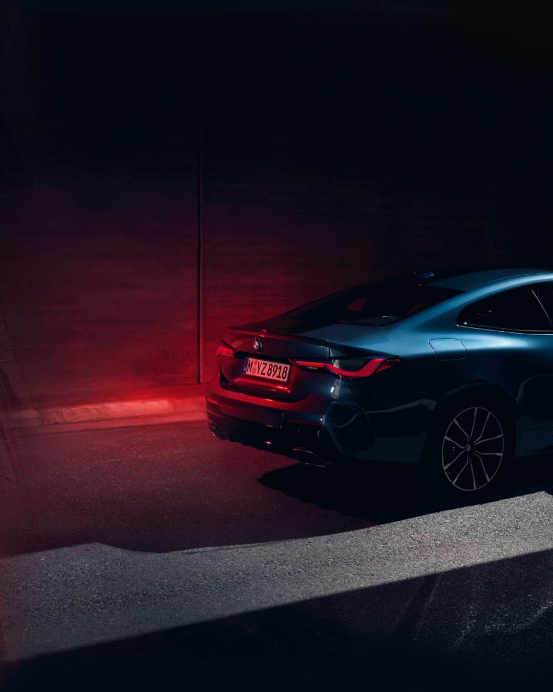 BMWのインスタグラム：「You can swipe to left, to right, to left and back. Or watch the latest #BMWTODAY episode to see even more of the BMW 4 Series Coupé. Not at @BMW IGTV. #THE4 #BMW #4Series  __ BMW M440i xDrive Coupé: Fuel consumption in l/100 km (combined): 7.1–6.8. CO2 emissions in g/km (combined): 163–155. Further information: www.bmw.com/disclaimer.  	 Acceleration (0-100 km/h): 4.5 s. Power: 275 kW, 374 hp, 500 Nm. Top speed (limited): 250 km/h.」