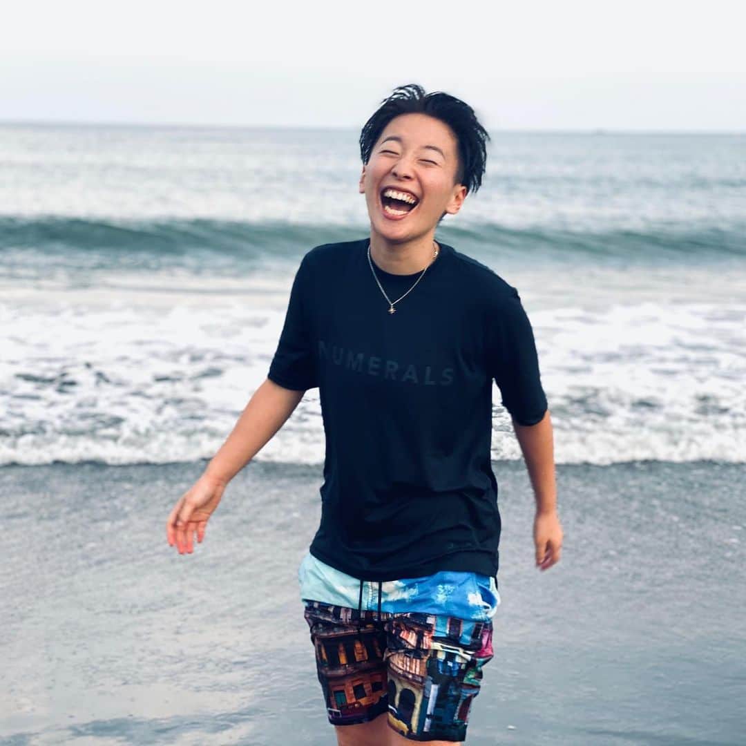 ひなたのインスタグラム：「通りすがりに海あったからチャプチャプしてきたよ〜。 持ってるのは牡蠣じゃなくて泥だよ〜♡  そろそろ梅雨が明けそうでワクワク #貸切海」