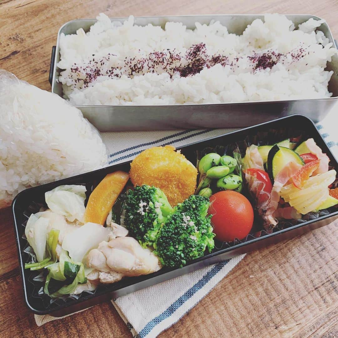 金子あきこさんのインスタグラム写真 - (金子あきこInstagram)「本日のお弁当🍙 今日から次男くん用 #ゆかりごはん #鮭おにぎり #チキンのナンプラー煮 #ズッキーニの炒め #枝豆の青さ和え #コーンクームコロッケ ↑これが一番喜んでた😂 そんなもん（笑） ブロッコリーで隙間埋めすぎw #お弁当#中学生#食べ盛り#男子弁当 #子育て#幸せ#HAPPY#成長#健康#免疫力#米#ごはん#米食#腸内環境#腸内細菌#機能#元気#管理栄養士#節約美容料理研究家#アリコフード#金子あきこ」7月28日 19時20分 - akiko.7878