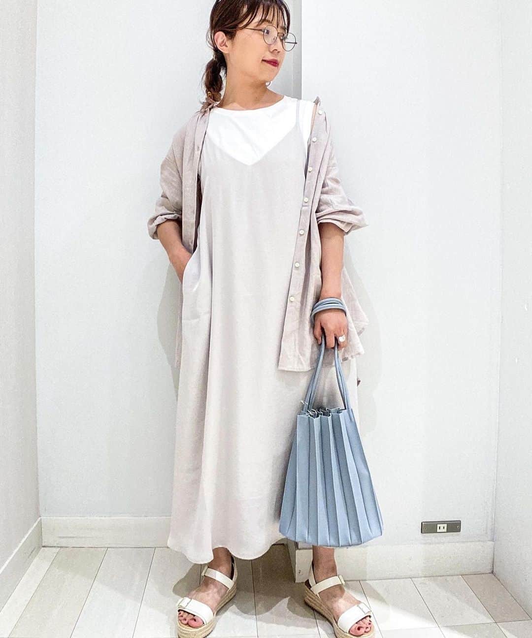 ［.st］ / ドットエスティさんのインスタグラム写真 - (［.st］ / ドットエスティInstagram)「【STAFF SNAP】今売れているのはコレ！﻿ 最新「ワンピース」ランキング TOP5﻿🏆 ﻿ ————————————————————————  ①#studioclip  リネンブレンドシャンブレーワンピース(品番2873264)  ②#studioclip  みんなでつくった100日のサマーワンピース（品番2888767）  ③#globalwork  リラックス美人フレンチスリーブワンピ（品番884066）  ④#globalwork  2WAYサテンキャミワンピース（品番888596）  ⑤#studioclip  マルチストライプスキッパーワンピース（2867169）  画像をタップして、ショッピング🛒﻿ ﻿  ➖campaign➖﻿ ﻿ 予約アイテムがいつでもポイント2倍。﻿ 会員特典がもっとお得になりました。﻿ ﻿ 詳しくは⇩﻿ 公式アカウント @dotst_official のプロフィール欄URLから.st WEB STORE TOPページにてご覧でください🔎﻿ ﻿ ————————————————————————﻿ ﻿ #ワンピース#売れ筋 #ランキング #楽ちん #楽ちんコーデ #コーデ #トレンド #コーディネート#新作#夏コーデ #夏トレンド #スタッフ #スタッフコーデ #トレンドファッション #カジュアル #ナチュラル#カジュアルコーデ #カジュアルファッション #リラックス #dotst #ドットエスティ #adastria#アダストリア」7月28日 19時24分 - dotst_official