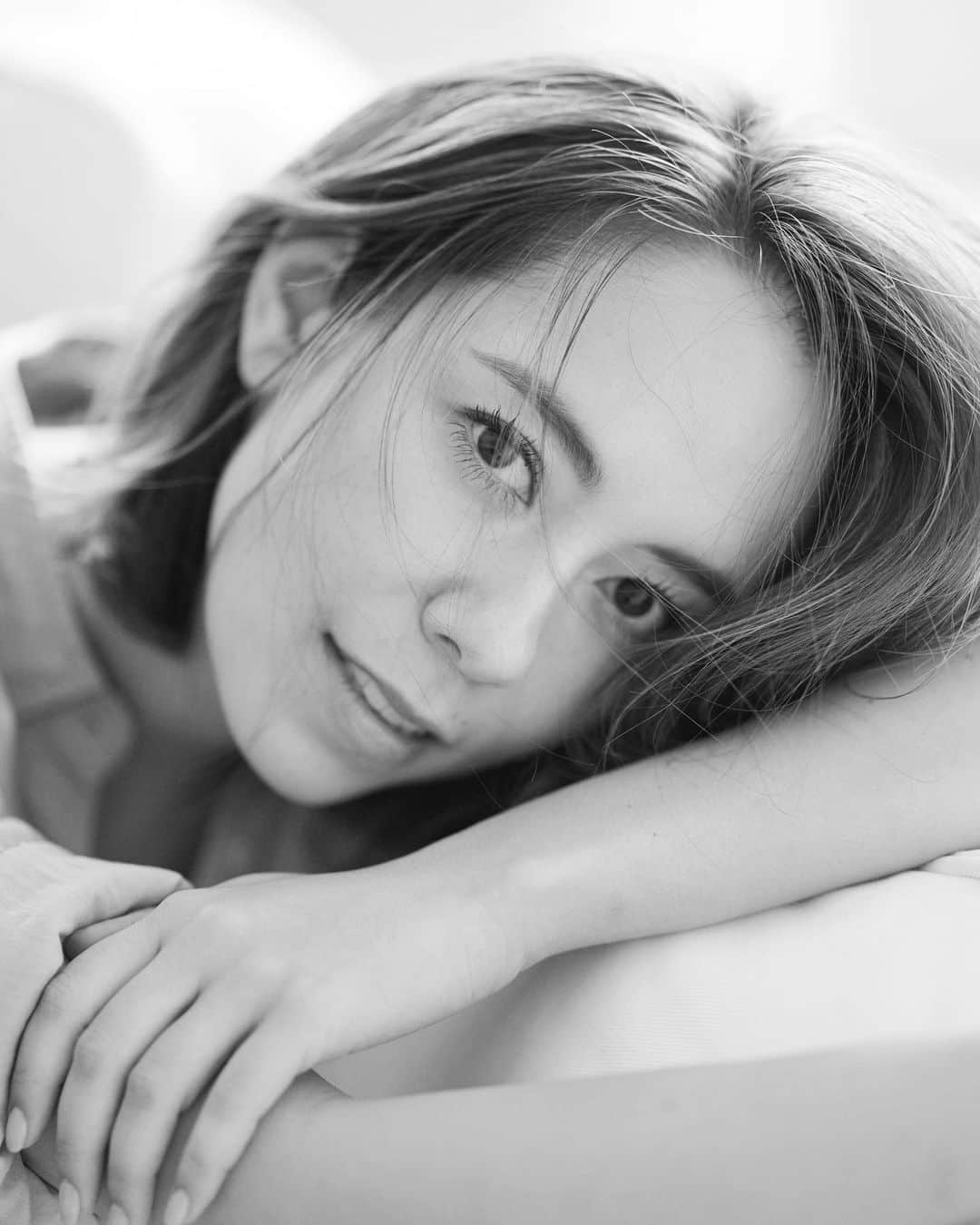 鮎河ナオミのインスタグラム：「#challengeaccepted✔  Sending love to all of the brave, resilient and radiant women in my life🖤 Thank you @hellotomomo for the nomination. #womensupportingwomen」