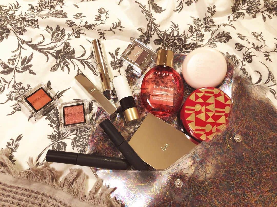 八尋莉那のインスタグラム：「最近のときめきコスメ🤍  foundation.. ARMANI BEAUTY face powder.. ETTUSAIS face mist.. CLARINS face color..IPSA 103PK eye shadow.. ADDICTION 162,173,IPSA 23 mascara base.. ETTUSAIS mascara.. ETTUSAIS lipstick..IPSA C08,HERMES 18 lip gloss..05  大好きなお化粧品を最近載せていませんでしたのでいいなぁと思ったものをご紹介させてください🥰  マスクの下に忍ばせているリップはピンクベージュ系が多いのですが、ボルトーもやっぱり可愛くて持ち歩いています💄  ずっとオレンジが大の苦手だったけど、結構いい感じだって思えるアイシャドウに出会い感動しました🥺addictionの限定色です🧡  IPSAのパレットは何色か持っていますが103PKはピンク過ぎなくて最近1番使っているパレットです💕  色んなミストを使いましたがマスク時に1番メイクのよれづらさを実感できたのはクラランスのミストでした🥳優勝🥇  アルマーニのクッションは見た目が可愛いからお直し用にこれを持ち歩いています♥️  今更ですがエテュセがリニューアルしてお洒落になりましたよね🥺パウダーがサラサラで崩れ方も綺麗で結構いい感じでした😍 ぎっしりぎちぎち系のブラシでくるくる乗せるのがオススメです😘 マスカラも繊細なブラシで綺麗な睫毛に仕上がりますのでおすすめです♡ エテュセのマスカラはリニューアル前から使っていて大好きなの🥰秋ごろスティックのチークが出るみたいで楽しみ🥺  ポーチはSephora🤍 結構前に買って眠っていたものですが、夏らしくて可愛いので最近使いはじめました♡  お化粧品ってなかなか使い切れないけれど今日載せたものはきっと全部使い切ると思うなぁ🤍それぐらい好きなものたち♡  #Sephora#ARMANI#ARMNIBEAUTY#ETTUSAIS#CLARINS#IPSA#ADDICTION#HERMES#セフォラ#アルマーニ#エテュセ#クラランス#アディクション#エルメス#クッションファンデ#リップ#グロス#ミスト#アイシャドー#コスメ#化粧品#ポーチの中身#ビューティー#プチプラ#デパコス」