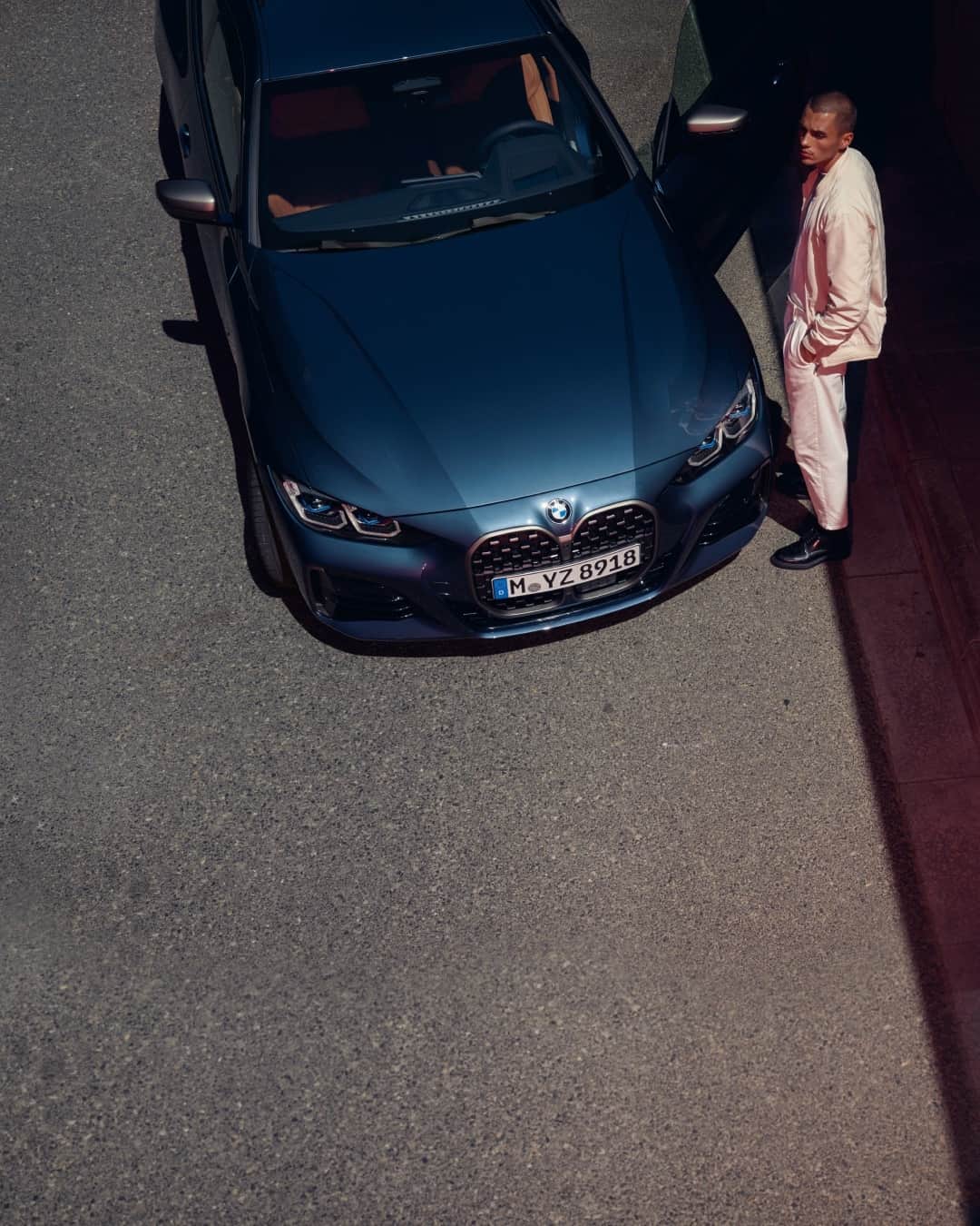 BMWのインスタグラム：「Not the typical view. Not your typical Coupé.  The BMW 4 Series Coupé. #THE4 #BMW #4Series  __ BMW M440i xDrive Coupé: Fuel consumption in l/100 km (combined): 7.1–6.8. CO2 emissions in g/km (combined): 163–155. Further information: www.bmw.com/disclaimer.  	 Acceleration (0-100 km/h): 4.5 s. Power: 275 kW, 374 hp, 500 Nm. Top speed (limited): 250 km/h.」
