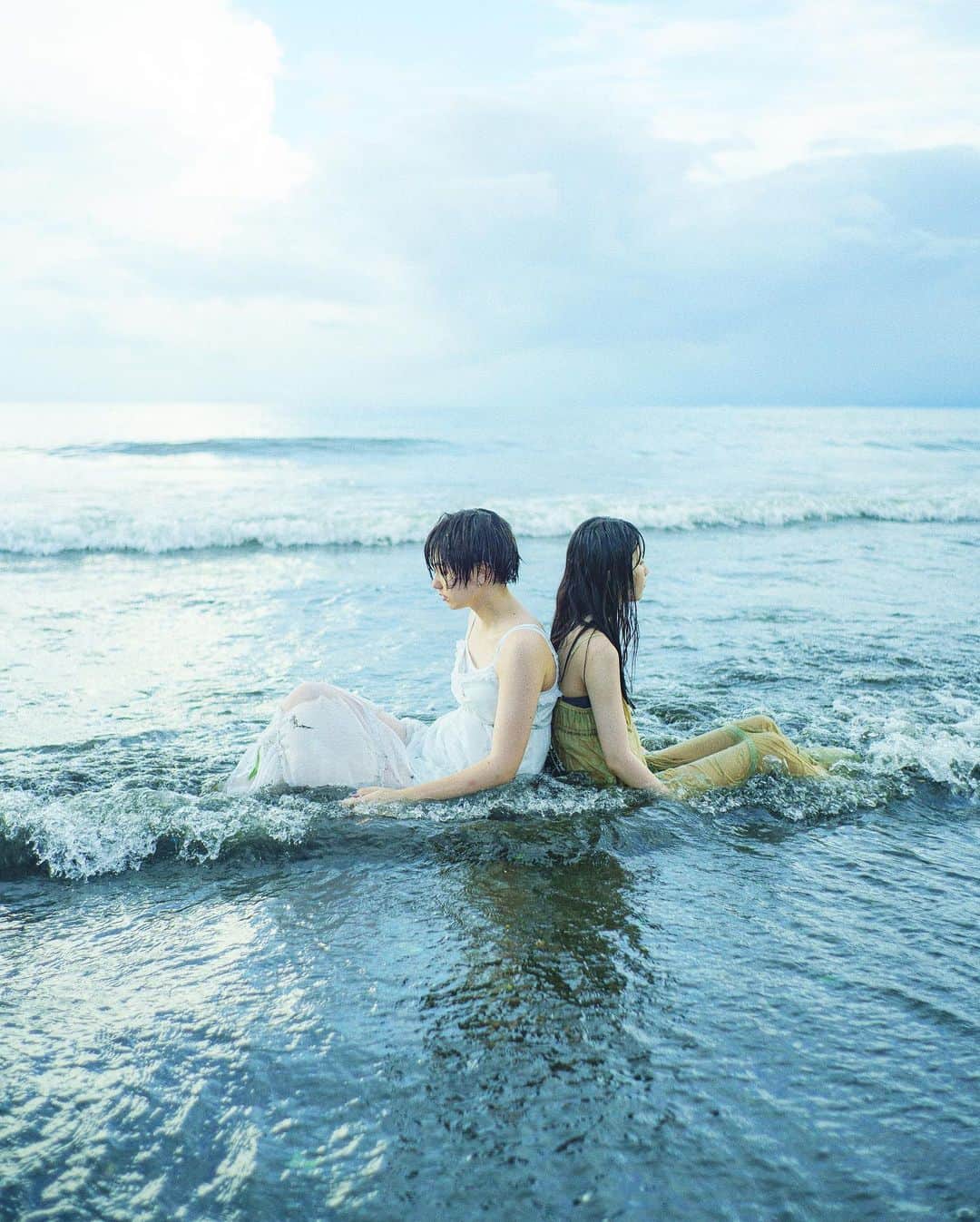 haru wagnusのインスタグラム：「『海の入水フォトウォーク』 ㅤㅤㅤㅤㅤㅤㅤㅤㅤㅤㅤㅤㅤ beach photo walk  ㅤㅤㅤㅤㅤㅤㅤㅤㅤㅤㅤㅤㅤ ㅤㅤㅤㅤㅤㅤㅤㅤㅤㅤㅤㅤㅤ ㅤㅤㅤㅤㅤㅤㅤㅤㅤㅤㅤㅤㅤ 4連休最終日は、ぼくが講師を務める海での入水フォトウォークでした。 ㅤㅤㅤㅤㅤㅤㅤㅤㅤㅤㅤㅤㅤ ぼくがこの撮影教室で伝えたかったのは、カメラの技術とかではなく、とにかく自分の既成概念を壊して『感情の剥き出し』をして、楽しんで撮影をする！ということでした。 ㅤㅤㅤㅤㅤㅤㅤㅤㅤㅤㅤㅤㅤ 海の波と共に弾けて、モデルたちと感情で楽しんで夢中でシャッターを切る。だから、モデルが海に入れば自分たちも、ガッツリ海に入って(カメラは守りましょう☺︎)、一緒になってはしゃいで撮る。 そんな感情と感情のぶつかり合いで撮るから、参加者はみんな笑顔だったし、撮った写真には、きっと見る側にも感情が伝わるエモーショナルな作品が出来上がっている筈なんです。写真は技術よりも大切なことだってある。そんな想いが皆さんに伝わっていたら嬉しいです。 ㅤㅤㅤㅤㅤㅤㅤㅤㅤㅤㅤㅤㅤ ㅤㅤㅤㅤㅤㅤㅤㅤㅤㅤㅤㅤㅤ 今回の海の入水モデルには、一般公募で参加が決まった若干17歳の大型新人のココちゃん( @kokomaru_418 )、そして急遽モデルをお願いしたにも関わらず参加してくれた女神のようなユナちゃん( @neko_yuna_ )のお二人でした✨過酷なモデルだったかと思いますが、本当に楽しんで頑張ってくれました。2人とも本当にありがとう☺︎ ㅤㅤㅤㅤㅤㅤㅤㅤㅤㅤㅤㅤㅤㅤㅤㅤㅤ またいつかこのようなフォトウォークができればと思います。 ㅤㅤㅤㅤㅤㅤㅤㅤㅤㅤㅤㅤㅤ 参加者の皆さんも素敵なお写真を撮られています。ここから見ることができます。 ↓ #wagnusの写真教室  #入水フォトウォーク」