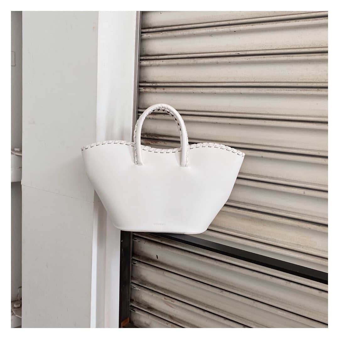 マウジーさんのインスタグラム写真 - (マウジーInstagram)「July accessories ・WAVY MINI TOTE BAG(010DSG51-1220) 今期のトレンドでもあるトートバックは形、サイズ感、ステッチにこだわりを。 シンプルなコーデにプラスするだけで今年らしさを演出。 全国のMOUSSY店舗・SHEL'TTER WEB STOREにて発売中。 #MOUSSY」7月28日 19時30分 - moussyofficial