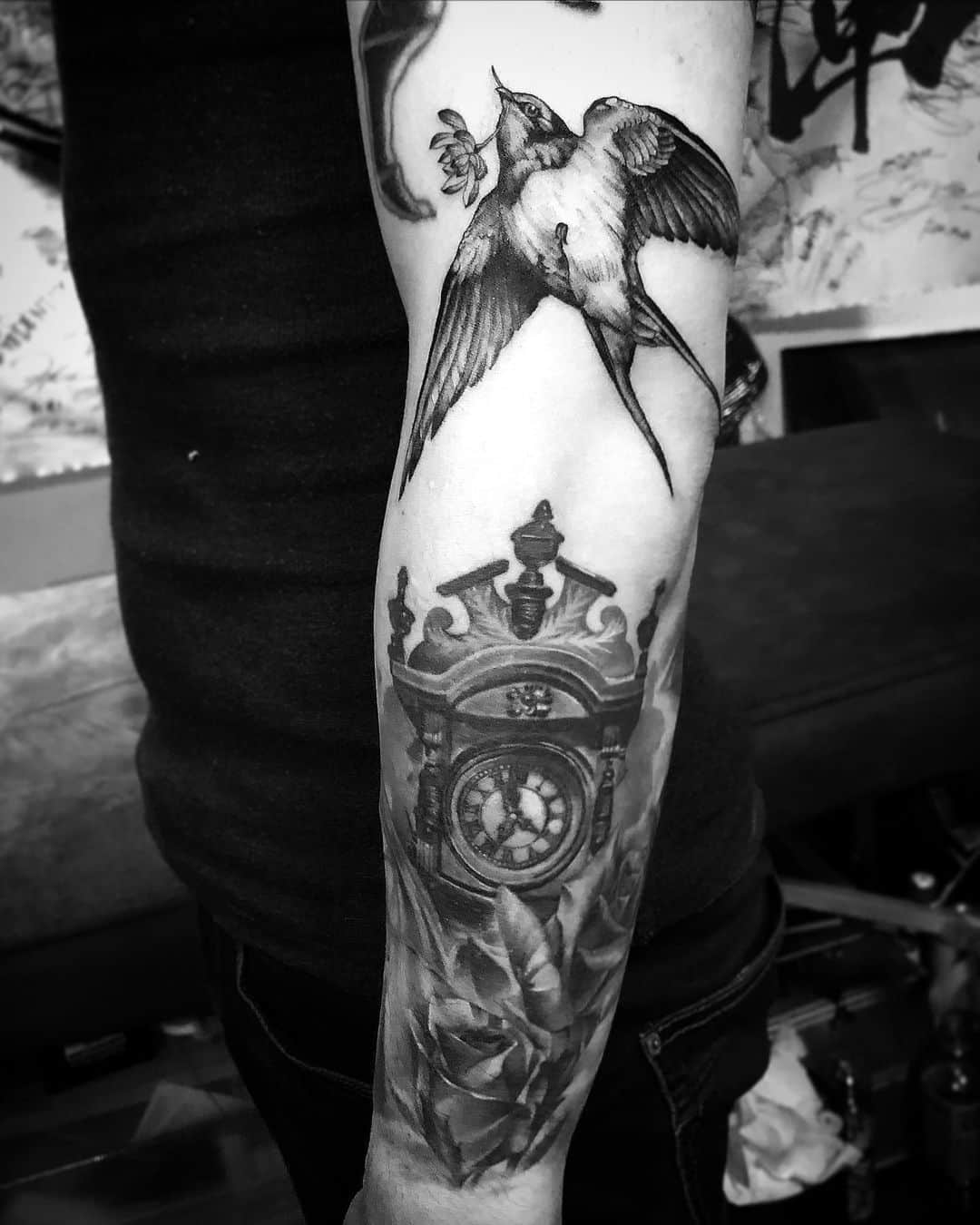 彫師美漸さんのインスタグラム写真 - (彫師美漸Instagram)「古時計/蓮を加えた燕/薔薇/マリア/目 ・ ・ #刺青 #彫師 #美漸 #彫師美漸 #海老名 #中目黒 #タトゥー #東京タトゥー #tokyo #tattoo #art #fashion #bizenart #bizen #문신　#Bizentattoo  #tattooer #tattooist #tattooartist #tattooart #tattooshop #japanesetattoo」7月28日 19時31分 - bizentattoo