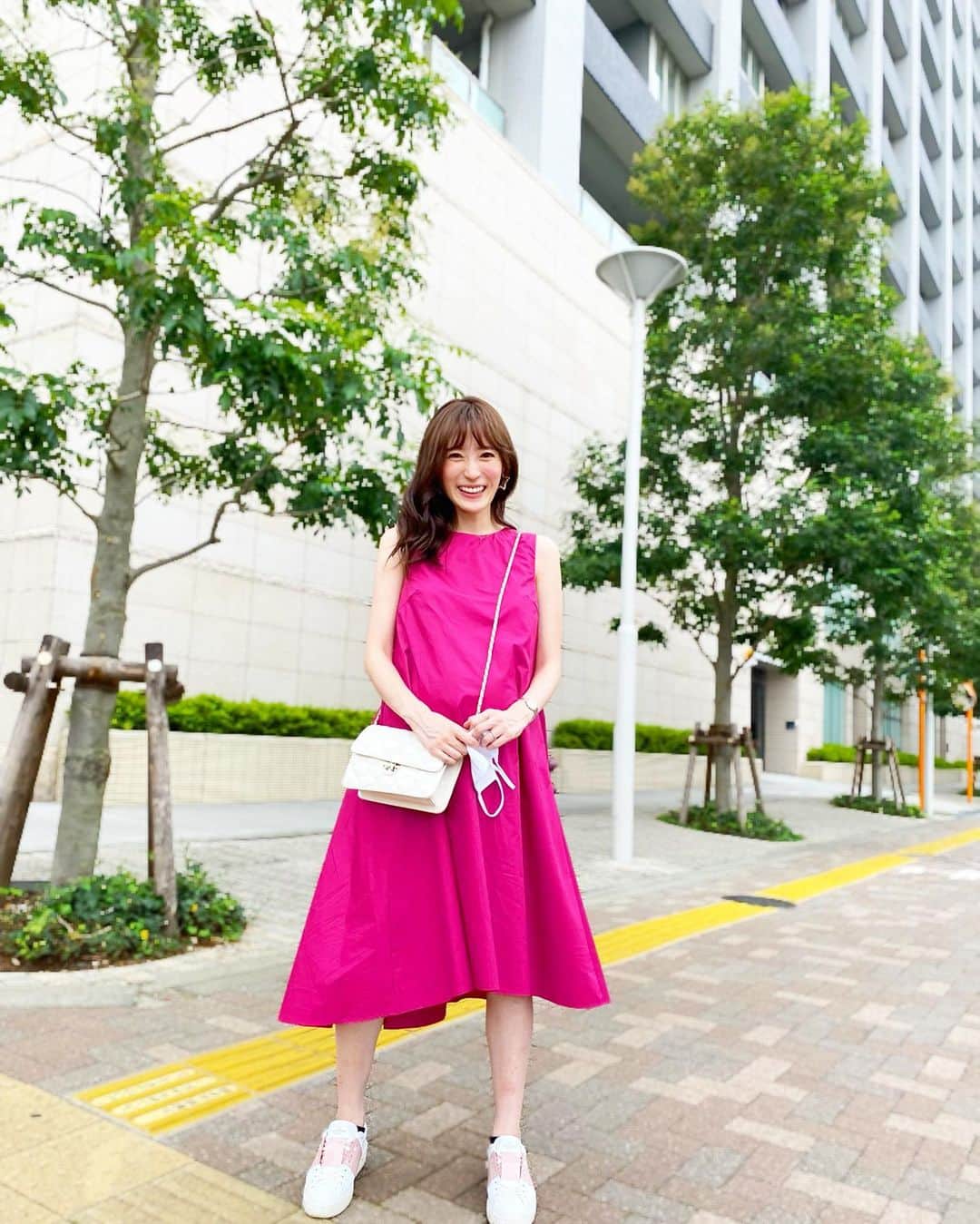 小林真由のインスタグラム：「車の点検へ🚗﻿ 車も家もエアコンのお掃除をしてもらって夏への準備完了🍧﻿ 快適になりました🥺🙏﻿ ﻿ ﻿ ﻿ one-piece: #thevirgnia  bag: #metrocity﻿ pierce: #naturalijewelry  shoes: #valentino ﻿ 靴の中にずれ落ちない靴下にするか﻿ 見えない靴下にするか悩んで結局見える方😂﻿ ﻿ ﻿ ﻿ #ザヴァージニア #メトロシティ #ヴァレンティノ #ナチュラリジュエリ #ファッション #コーデ #ママコーデ #女の子ママ #ママライフ #マタニティ #マタニティライフ #妊婦 #妊婦コーデ #マタニティコーデ #臨月 #妊娠10ヶ月 #第二子妊娠中 #コーディネート #coordinate #fashion ﻿」