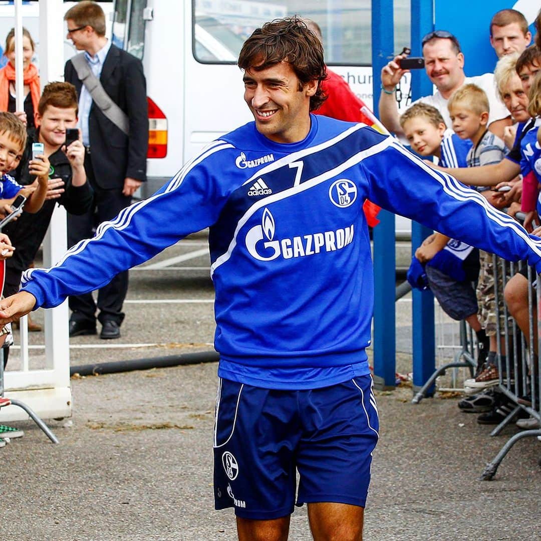 シャルケ04さんのインスタグラム写真 - (シャルケ04Instagram)「Heute vor 🔟 Jahren: erster Tag als Knappe ⚒️💙 Wie würdet ihr @raulgonzalez in 0⃣4⃣ Worten beschreiben? ✍️🏽 . . #OTD 🔟 years ago: first day in Royal Blue ⚒️💙 How would you describe Raúl in 0⃣4⃣ words? ✍️🏽 . . #Schalke #S04 #Knappen #Football #Soccer #OnThisDay #Futbol #Throwback #WirLebenDich #🔵⚪️」7月28日 19時44分 - s04