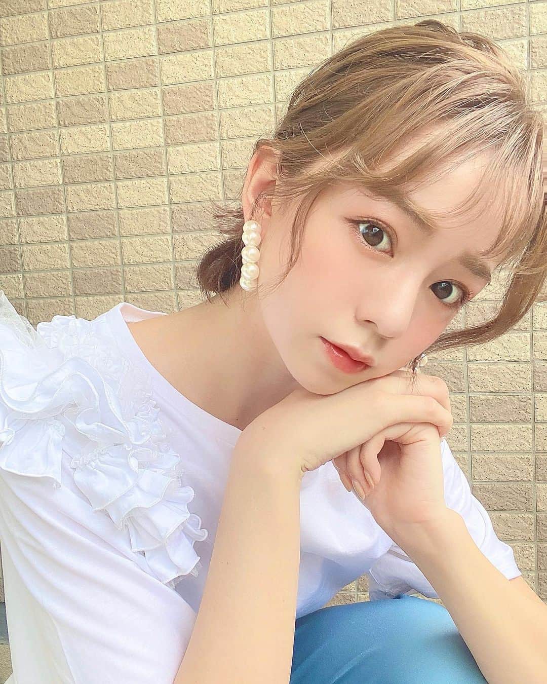 のインスタグラム：「肩に大きいフリルがついた最近お気に入りのTシャツは　@allureville_official のもの！  パーソナルカラーでいうと真っ白は得意カラーじゃないけど、 顔タイプでいうと　#アクティブキュート　系のTシャツなので買ってしまった🥺💓  パンツは綺麗なブルーを合わせて 夏っぽい涼しげな配色に💙💙  パンツはセールで買った　@tomorrowland_jp で ピアスは @roomx601 です☺️🌸  そういえば5月から一人暮らしを始めたんだけど、今日家に帰ったら冷凍庫がちょっと開いてました。絶望。。  こういうの一人暮らしあるあるなのかな？🥺笑  とりあえずご飯とか冷凍しまくってたから冷蔵に切り替えてすぐ消費するしかないかな、、😱  #イエベ春#なつコーデ#夏コーデ#Tシャツコーデ#カジュアルコーデ#きれい目コーデ#青パンツ #白Tシャツ#白tシャツコーデ」
