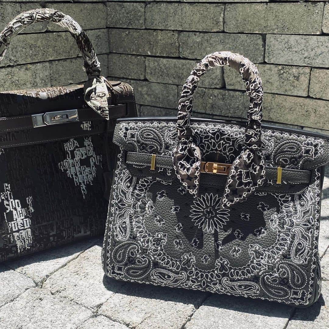 のインスタグラム：「The Vintage Iconic Hermes Bag X Jay  Ahr Collection  Masterpiece!!!  Kelly 28 “Nessun Dorma”, Milan 2001 Birkin 25 “Bandana”, London 2020 Birkin 35 “Jungle”, Los Angeles 1996 Kelly 28 “Bandana” Tokyo 1993  #hermes #jayahr #jonathanriss #kelly #birkin #constance #hermes #embroidery #sustainable #Art #iconsxjayahr #everyhumanisanartist @kimkardashian @kyliejenner  thank you again 😘」