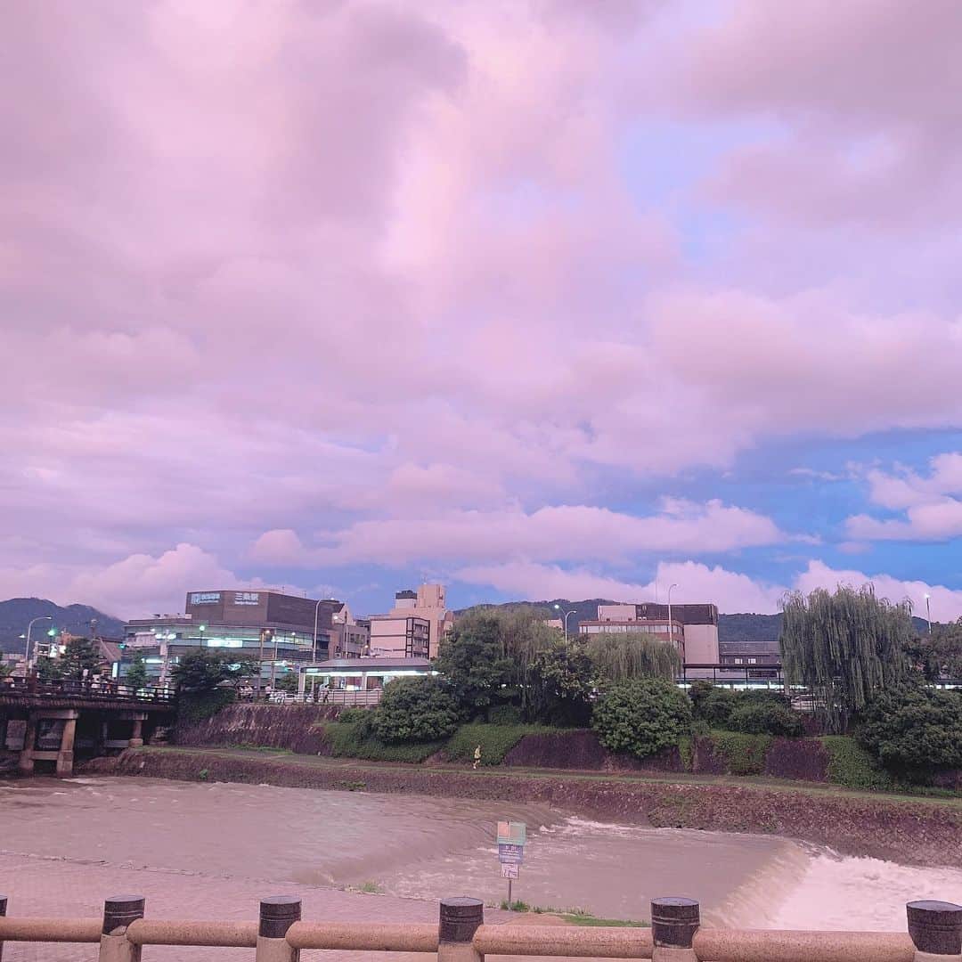 MAYUMIさんのインスタグラム写真 - (MAYUMIInstagram)「💓 * 雨上がりで空がピンク色に。。♡ * #京都 #鴨川」7月28日 19時36分 - mayumiii0305
