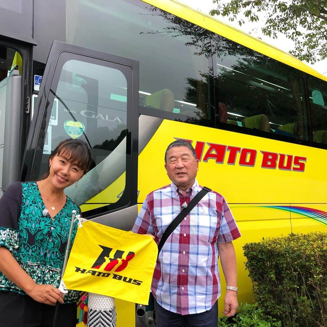 田中律子さんのインスタグラム写真 - (田中律子Instagram)「路線バスで寄り道の旅🚌ロケ🙌  ハトバス貸切🚌 バスの中はソーシャルディスタンスで、お店とは中継📹  新しいスタイルでのバス旅ロケも2回目🚌でも、ロケ出来るだけ幸せー🙏  #路線バスで寄り道の旅  #テレビ朝日 #バス旅  #ソーシャルディスタンス  #新しいスタイル  #バス貸切  #徳さん目開いてる？ #ギリギリ開いてる」7月28日 19時36分 - ri2kotanaka