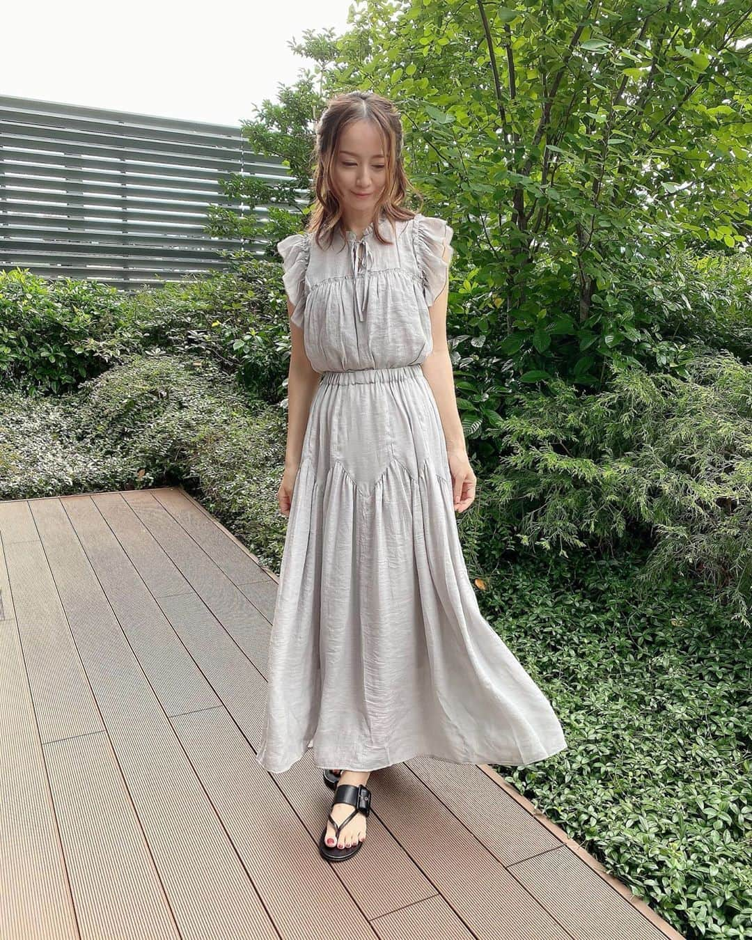 鈴木亜美さんのインスタグラム写真 - (鈴木亜美Instagram)「会社で打ち合わせ👜 今日は次男も一緒だからペタンコサンダルでせ👡  #COLICE #フリルブラウス #ティアードロングスカート @colice_official」7月28日 19時44分 - amiamisuzuki