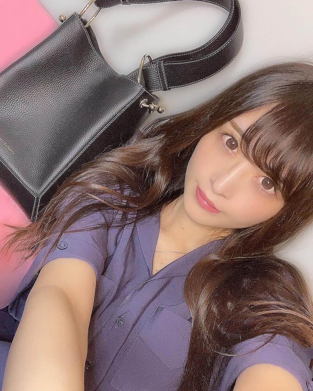のインスタグラム：「👽👽👽↑の♥と右上の🔖しおりマーク【２つ】タップして下さったら教えて下さい🥺💗﻿ ﻿ ﻿ ☝️🏻２つのタップ後、﻿ 絵文字コメントもぜひです🙇🏻‍♀️﻿ 皆さんカバンは何派ですか⁉️﻿ 🎒👜👝💼﻿ 教えてください！✍🏻✍🏻✍🏻（返信させて下さい🙇🏻‍♀️）﻿ ﻿ ⬇️⬇️⬇️本日の文章はもう少し下にあります⬇️⬇️⬇️ ﻿ ﻿ ﻿ ﻿ ​───────​─❌❌❌───​──────﻿ ・ネット上胡散臭くてごめんなさい﻿ ・写真は奇跡の一枚で、実物はどぶねずみです﻿ ・ぴちゅという名前で呼ばれています﻿ ・声非常に低く、クシャミは驚かれるレベルです﻿ ​───────​─❌❌❌───​──────﻿ ﻿ 動画は計４００万、﻿ フォロワー計１４万名、インスタは４５,０００名になりました。﻿ 本当に嬉しいです。いつも誠にありがとうございます。﻿ よく言われるマイナスイメージ❌は👇🏻をご覧下さい。﻿ 最近も１,４００～５,０００名程の方々いいね、﻿ ２００～５００件程のコメントありがとうございます。（数枚除く）﻿ ﻿ ✱ストーリーやフィードでのタグ付けも嬉しいです！﻿ いいねさせていただいております😭🙏🏻❤︎.*﻿ ﻿ ​───────​───────​───────﻿ ﻿ ﻿ ﻿ ⬇️⬇️⬇️やっと本日の本文です⬇️⬇️⬇️﻿ ﻿ ﻿ ﻿  実は最近、﻿ 会社で褒められました。﻿ ﻿ （珍しく///）﻿ ﻿ 「ねぇ、このカバンぴちゅの⁉️﻿ 超いいじゃん‼️﻿ 絶対リュックじゃなくてこれがいいよ‼️」﻿ ﻿ ﻿ ​会社はリュック🎒で行くこともあり…﻿ ﻿ （海外のサイトで3500円で買いました。﻿ 異常に気に入りまして﻿ 色違い合わせて今迄累計10個購入しました。﻿ 盛っていませんよ🥺❌）﻿ ﻿ オシャレのために﻿ バック？てさげ？で行くこともありますが﻿ 歩きやすさと肩のコリが異常な程酷くて﻿ リュックのこともありました…﻿ ﻿ ただ、﻿ 会社の後輩同期何名かから↑のことを言われたので﻿ これからはバック率UPさせます🥺﻿ ﻿ そんな皆から褒められた鞄とツーショットしました。﻿ モリモリでごめんなさい😞今日も別人です。﻿ ちなみに友達のみさちゃんも同じ鞄です！﻿ （年末年始3年連続で一緒に過ごした女の子☺️）﻿ ﻿ 見た目も可愛いし素材もしっかりしていて﻿ ロゴも可愛くて持ち手も太くて肩の負担少ないし﻿ あーもう念願のバック！﻿ 大きすきず小さすぎず最高です！﻿ ﻿ 右スワイプで過去動画も！﻿このサロペもお気に入り。 オシャレさん気分になれます🥰るんるん。﻿ ﻿ ​───────​───────​───────﻿ ﻿ Tiktokアプリでpichu921のフォローをお待ちしています。﻿ （フォロー後ぜひ教えて下さい！）﻿ 変顔ばかりですが…🤮﻿ ３万名の方フォローありがとうございます。 こんな動画みたい、などあれば教えて下さい！﻿ チャレンジします！﻿ ﻿ 服ナチュリリアさん♡﻿ このブランドさんの服愛用一杯です！﻿ . 靴randaさん 展示会でもいつも有難ございます！ 玄関はrandaさんの靴で溢れている… ﻿ ​───────​───────​───────﻿ ﻿ ※先日の9このコラージュ画像投稿に 🏅会社、サイバーエージェントや﻿ ABEMA（AbemaTV）でいただきました﻿ 表彰🥇反省点﻿❌ 仕事について記載しております。﻿ その左上画像投稿は﻿ いいね４,６００名コメント４６０件 ありがとうございます😞🙏🏻❤︎.*﻿ ﻿ ​───────​───────​───────﻿ ﻿ 「仕事内容＆－１２㌔ダイエットについて」は﻿  @pichu921 を押してプロフィールを参照下さいませ🙇🏻‍♀️﻿ 「よくいただく質問」や「マイナスイメージ❌」﻿ については、インスタのプロフィール下の﻿ ハイライトタイトル【🚹❌質問へ】へ🙇🏻‍♀️﻿ ﻿ ​───────​───────​───────﻿ ﻿ 🔔通知がすぐに届く方法🔔﻿ @pichu921 を押して【メッセージ】の横の﻿ 【フォローする】を押すと【フォロー中▽】となり、﻿ ここをもう一度押すと【お知らせ】があります。﻿ そのチェックを全てONにすると、﻿ 通知が届くようになります☑️﻿ 早いコメントは基本返信させていただいております。﻿ ぜひ、お待ちしております🙇🏻‍♀️ ﻿ ﻿ ​───────​───────​─────── ﻿ ﻿ ※実はいいねして下さった方の投稿を、﻿ たまにいいねさせて頂いております…🤫㊙️﻿   #コーディネート#ファッション#いいね #セルフィー #服 #大人女子 #トレンド #インスタ映え #フォローミー #自撮り #데일리룩 #メイク #셀카 #followｍe #セルカ #シンプル #夏 #japanese #japanesegirl #カラコン#selfie #instalike」