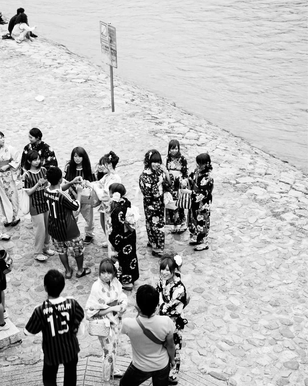 のインスタグラム：「﻿ ﻿ 《"Smile” from Japan》﻿ ﻿ Photographed by M.Nagase﻿ ﻿ ﻿ ﻿ #Smile #シリーズ #日本 #japan﻿ #来年は必ず #復活 #祭 02 #Festival ﻿ #繰り出す前の高揚感 #それぞれの形 #鴨川﻿ #過去写真 #staysafe #笑顔 #届きますように﻿ #永瀬正敏 #masatoshinagase﻿ #masatoshi_nagase_photography﻿」