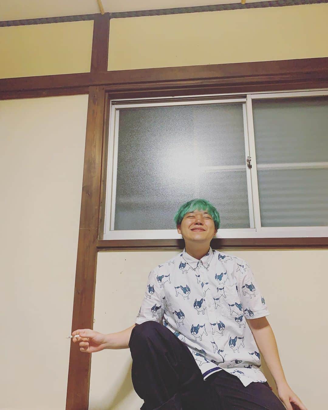 相馬トランジスタのインスタグラム：「約1年間お世話になった家とお別れしました。ありがとうございました。  #毎日笑顔日記 #ありごとうボロ家 #ねずみも心霊も今となっては良い思い出」
