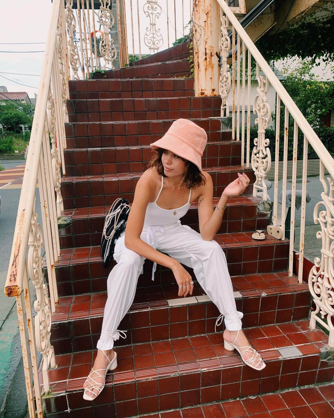 のインスタグラム：「🤍🤍🤍 ・ ・ ・ カーゴパンツを編み上げサンダルでキュッとする格好がずっとしたかったんだ👾♥️ ・ ・ とーってもお気に入りのカーゴパンツは @marginalman_clothing の🌹🌹 ・ ・ しっかり高級感もあって形も綺麗で 友達にも褒められたアイテムです💘 ・ 今だと8月末まで 九州集中豪雨の災害支援を行う団体を支援する為に、売上の10%を寄付するチャリティーセールもやってるんだって👏🏼 ・ ・ ・」