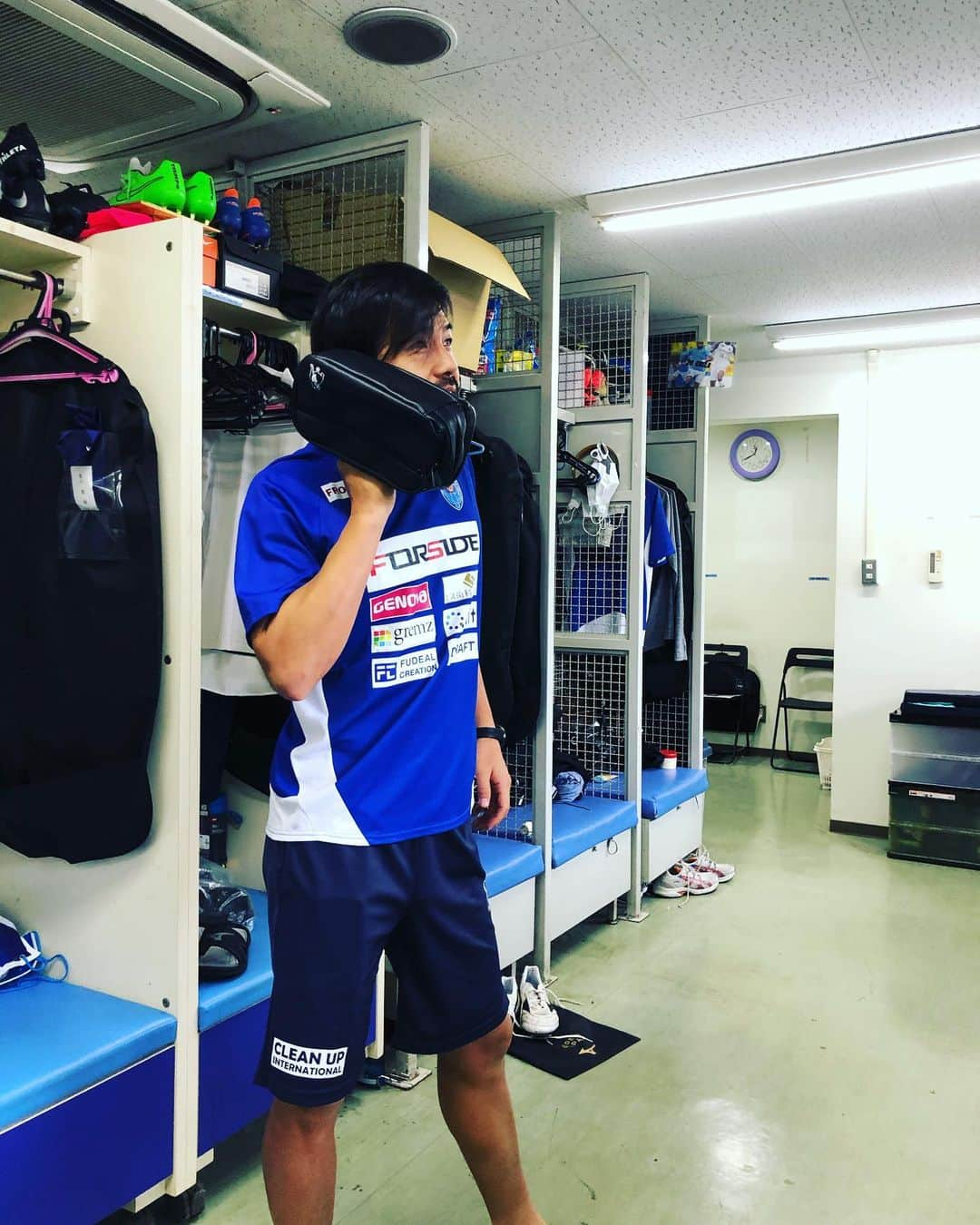 松井大輔さんのインスタグラム写真 - (松井大輔Instagram)「しもしも〜　あ、マルチバッグ。  色んな使い方あるね。  セクシーな謙介と松浦 にコメント待ってます。  #マルチバッグ #bag #soccerjunky  #soccer #試合の日に #持っていく #かばん #yokohama  #yokohamafc #横浜fc #ハマブルー #しもしもー  #わかる人にはわかる」7月28日 20時01分 - matsuidaisuke_official