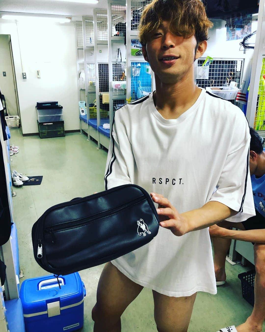 松井大輔さんのインスタグラム写真 - (松井大輔Instagram)「しもしも〜　あ、マルチバッグ。  色んな使い方あるね。  セクシーな謙介と松浦 にコメント待ってます。  #マルチバッグ #bag #soccerjunky  #soccer #試合の日に #持っていく #かばん #yokohama  #yokohamafc #横浜fc #ハマブルー #しもしもー  #わかる人にはわかる」7月28日 20時01分 - matsuidaisuke_official