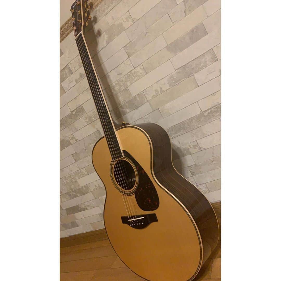 優里さんのインスタグラム写真 - (優里Instagram)「ニューギター！  たくさんたくさん弾き倒してやる！！！  #yamaha #acousticguitar #lj36are」7月28日 19時53分 - yuuri__music__official
